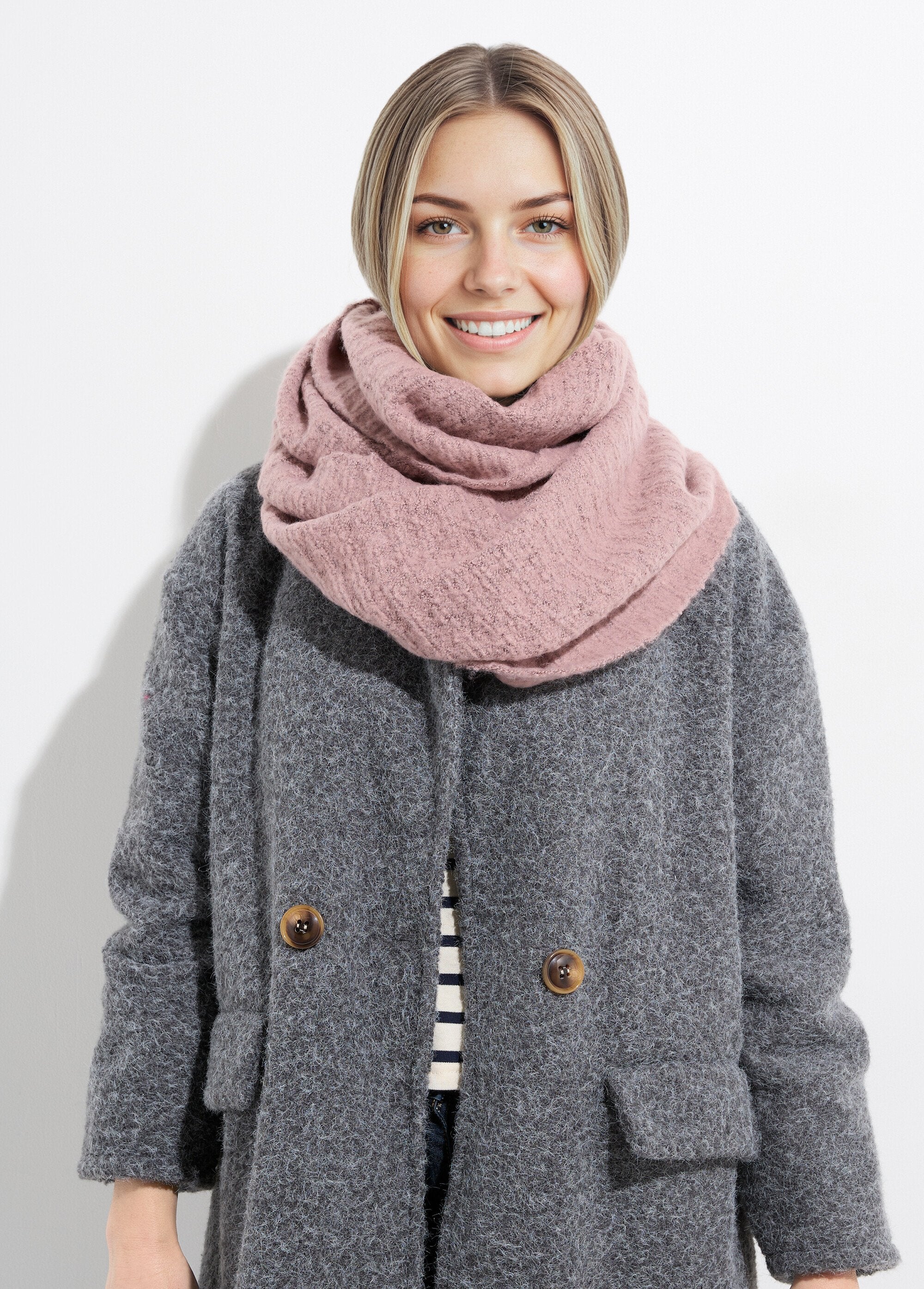 Snood_neck_warmer_in_fluffy_knit_Pink_FA1_slim
