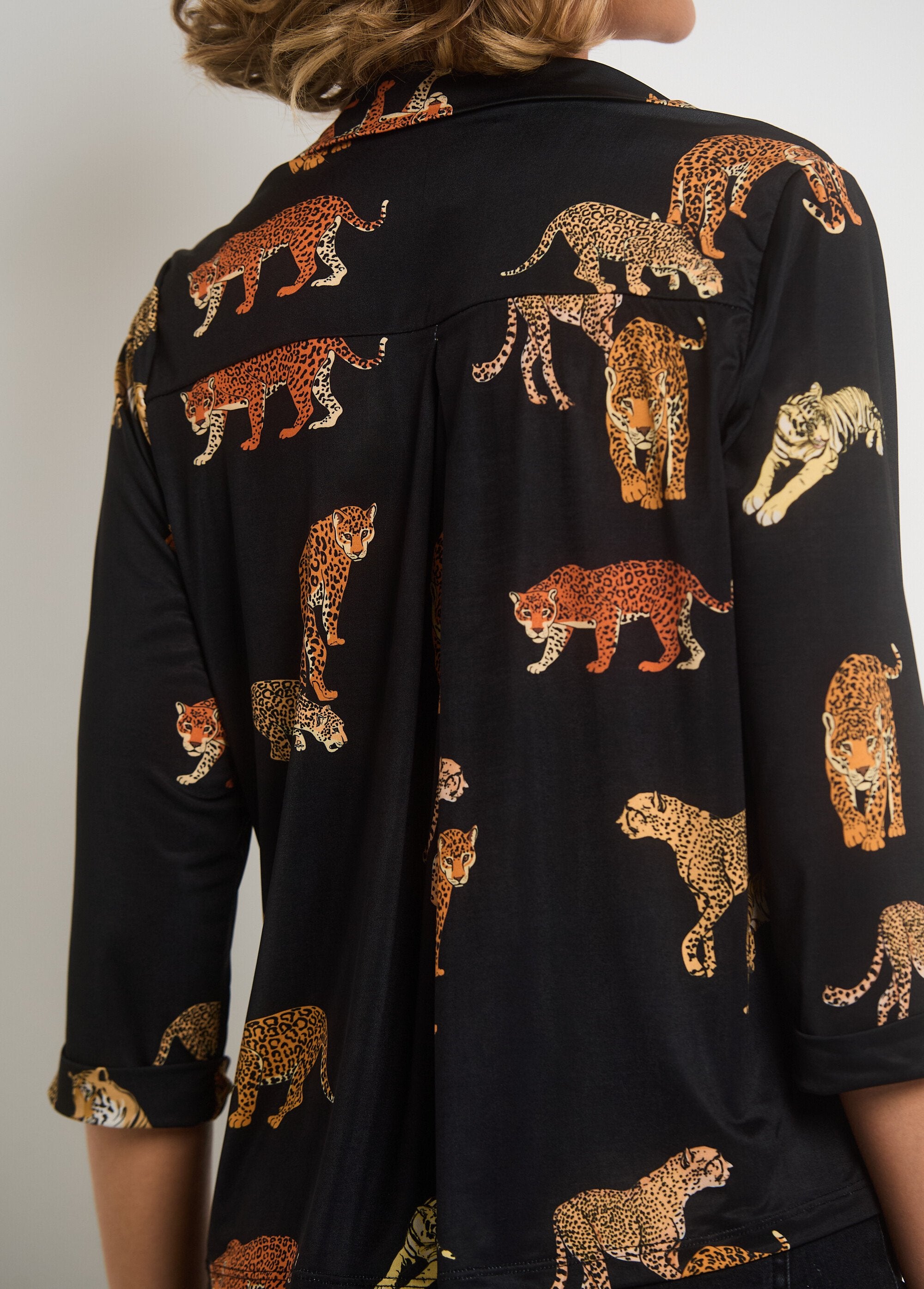 V-neck_animal_print_short_blouse_Black_prints_DE2_slim
