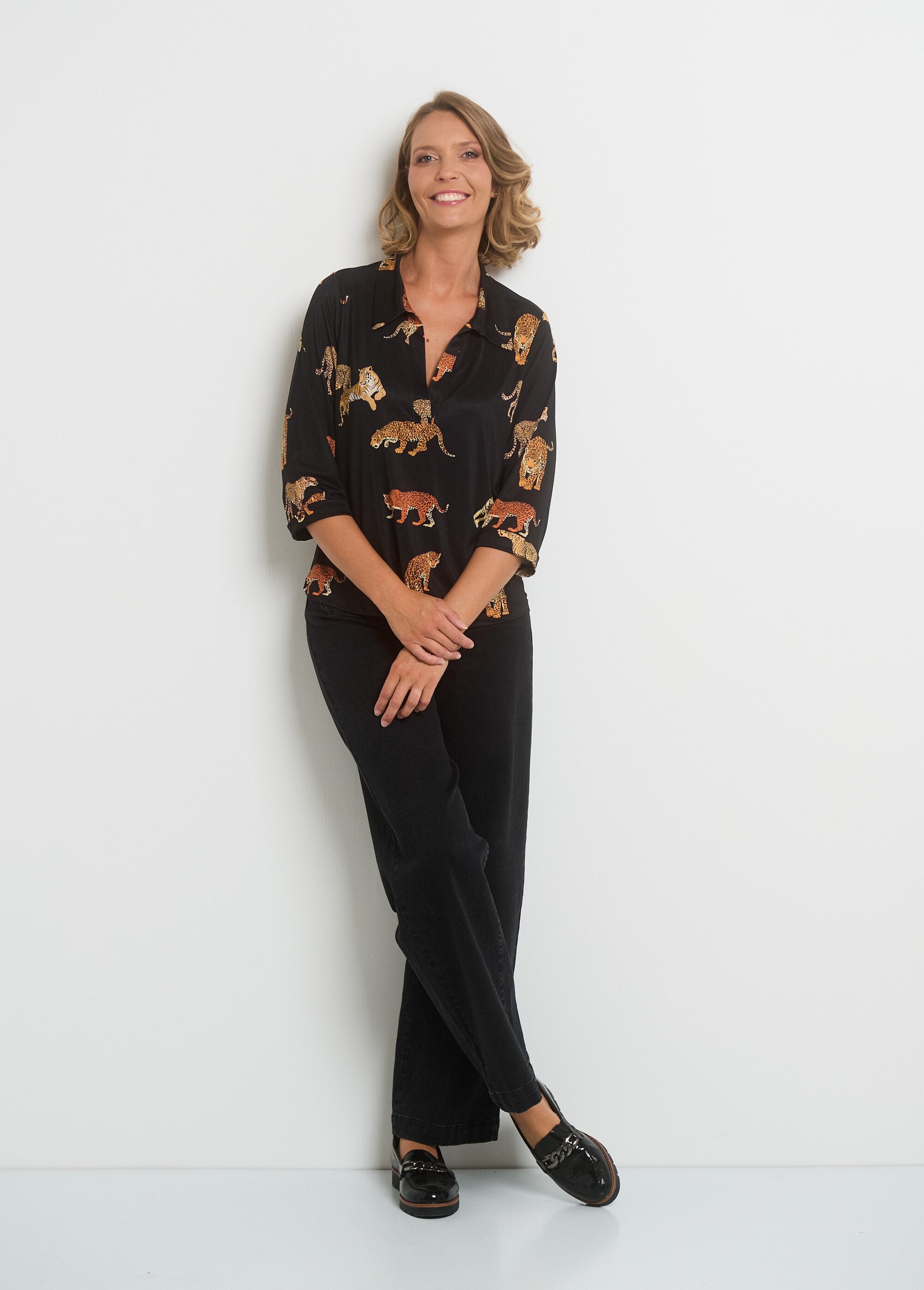 V-neck_animal_print_short_blouse_Black_prints_SF1_slim