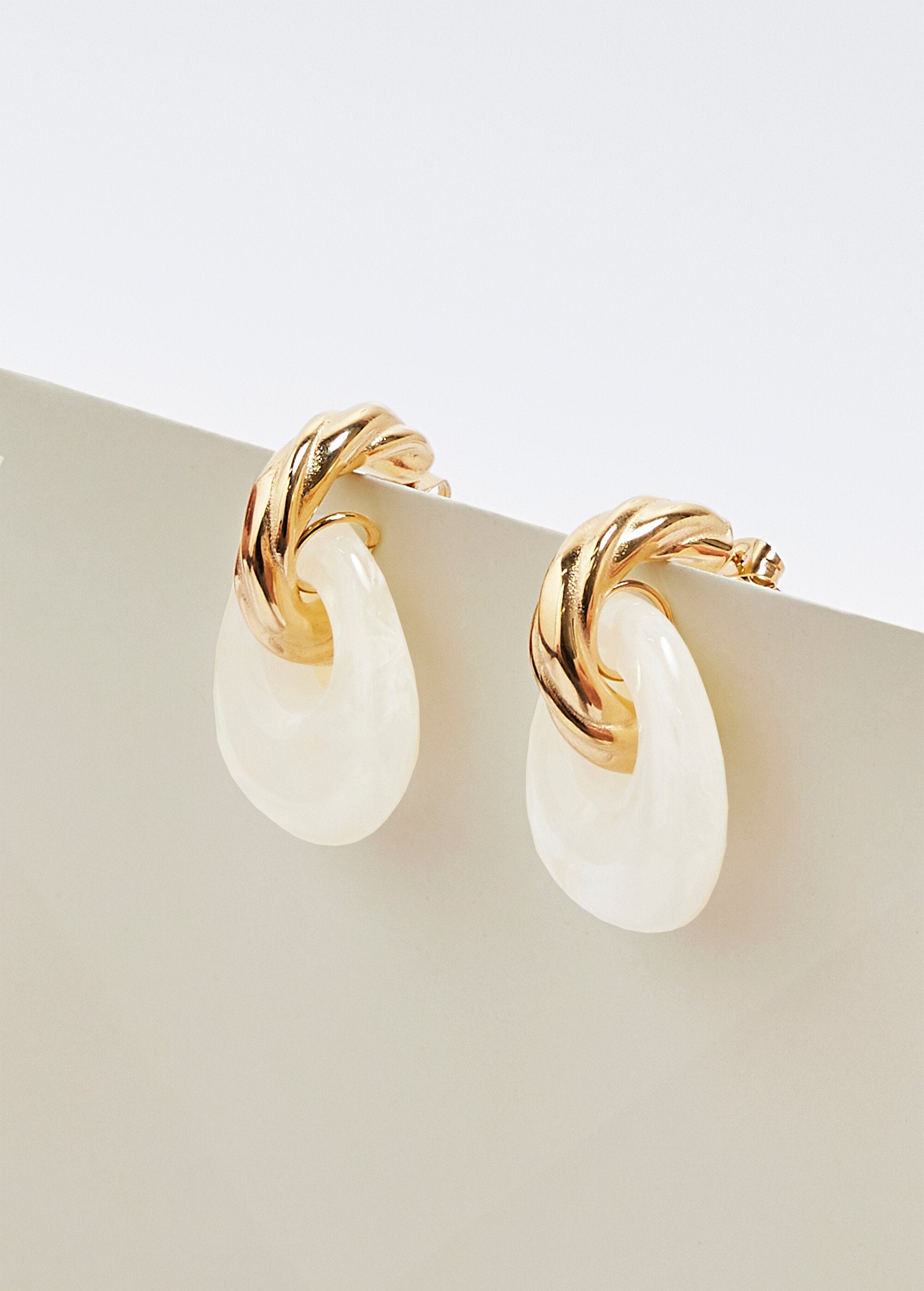 Stainless_steel_twisted_earrings_with_pendant_Dore_et_blanc_DE1_slim