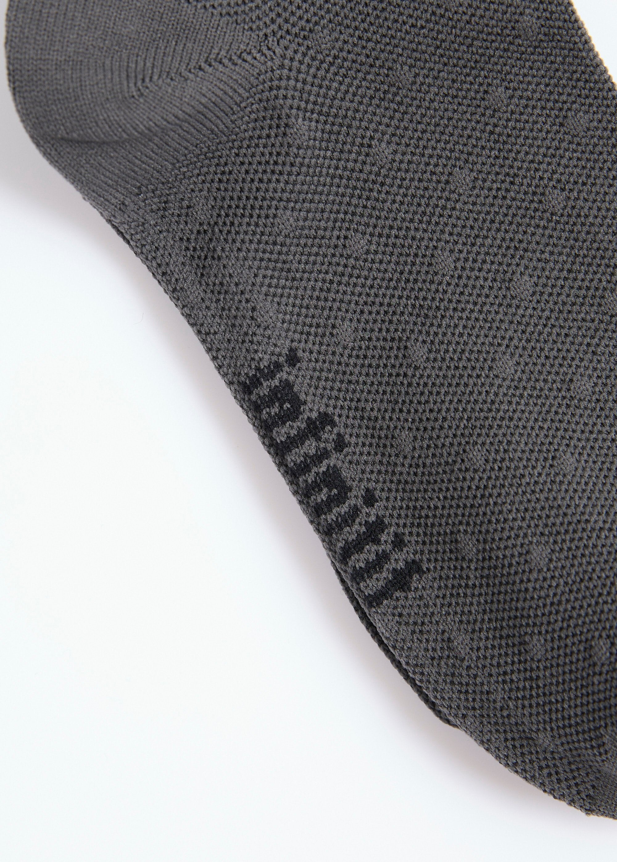 Thin_socks_with_assorted_patterns_Black_and_gray_DE4_slim