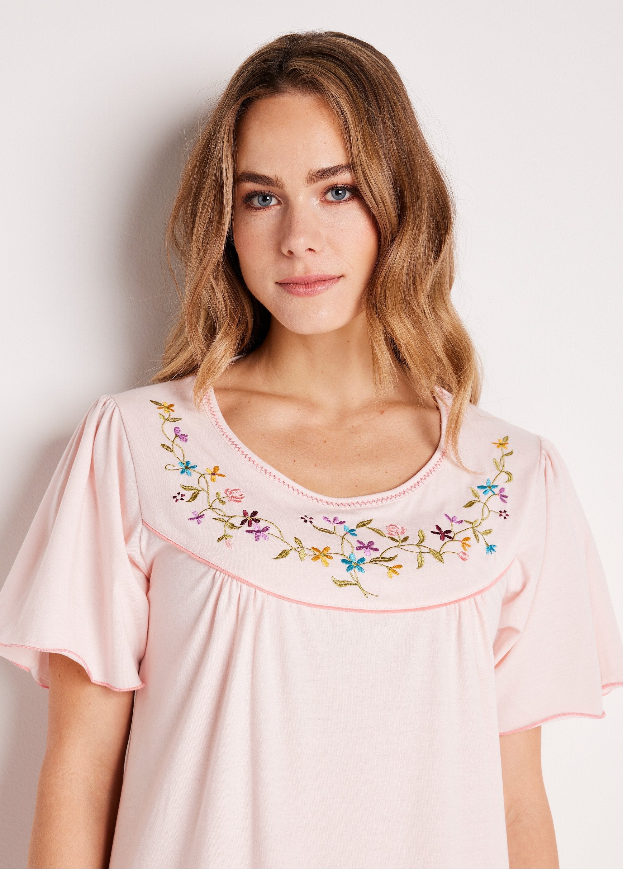 Loose_embroidered_nightgown_Light_pink_DE1_slim