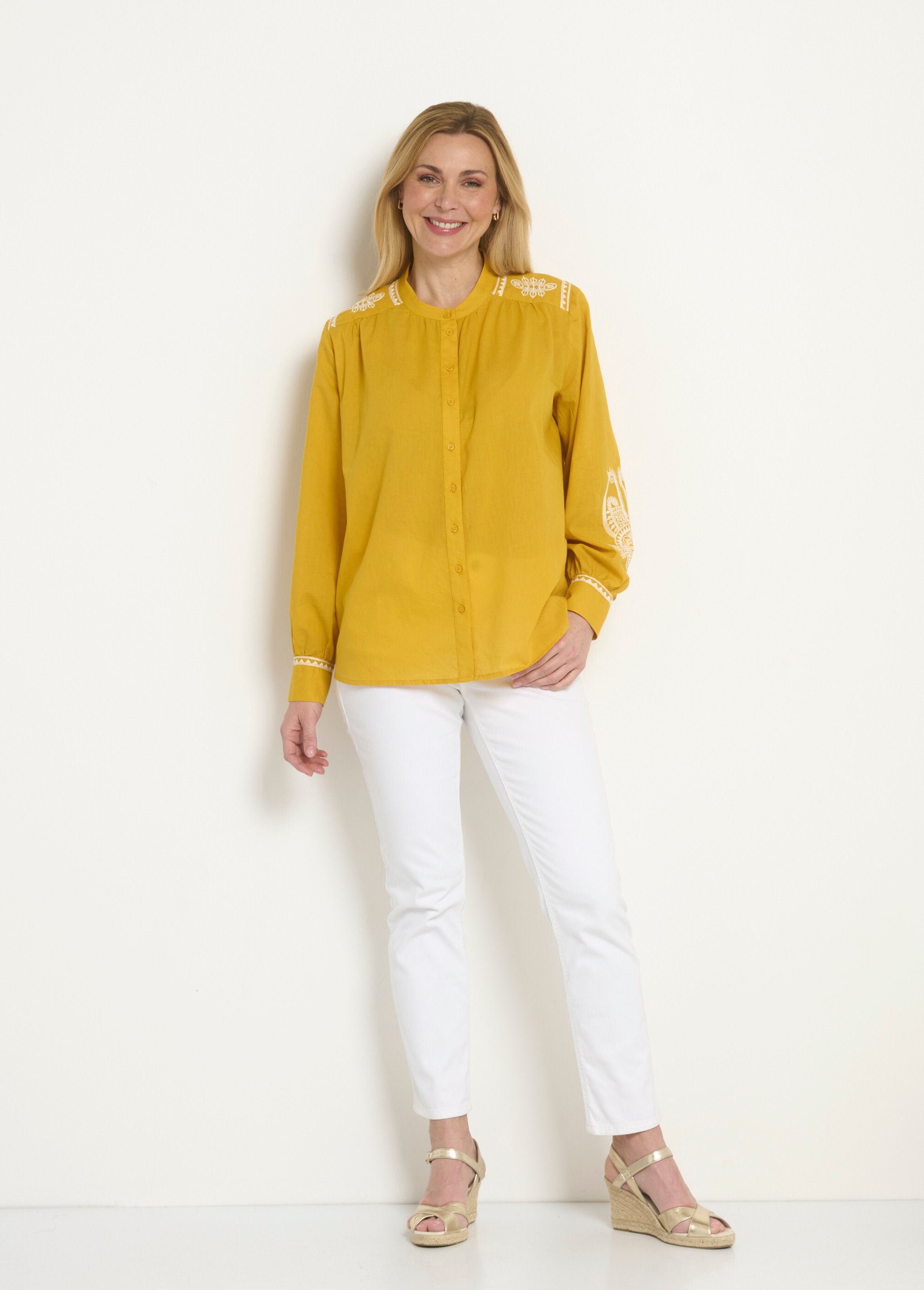 Loose_blouse_with_contrasting_embroidery_Honey_SF1_slim