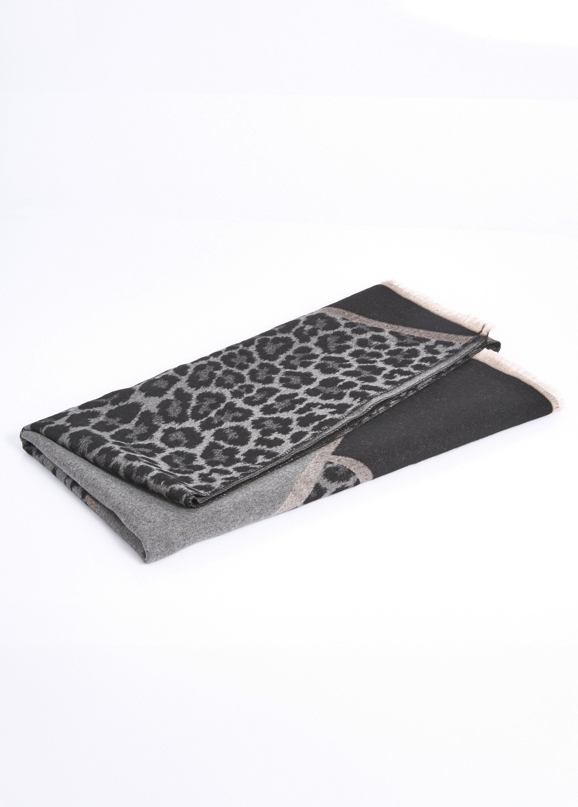 Thin_leopard-themed_scarf_with_small_fringes_Black_and_gray_DE1_slim