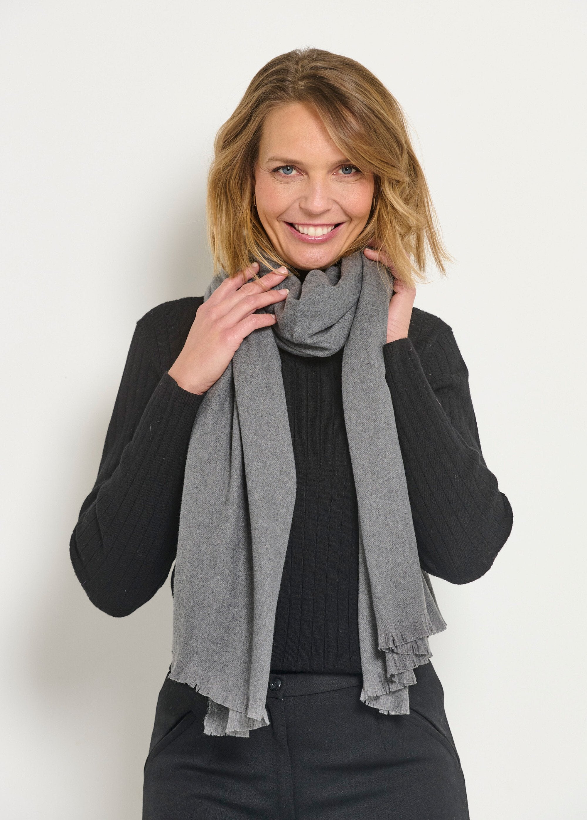 Trendy_warm_scarf_with_small_fringes_Gray_FA1_slim