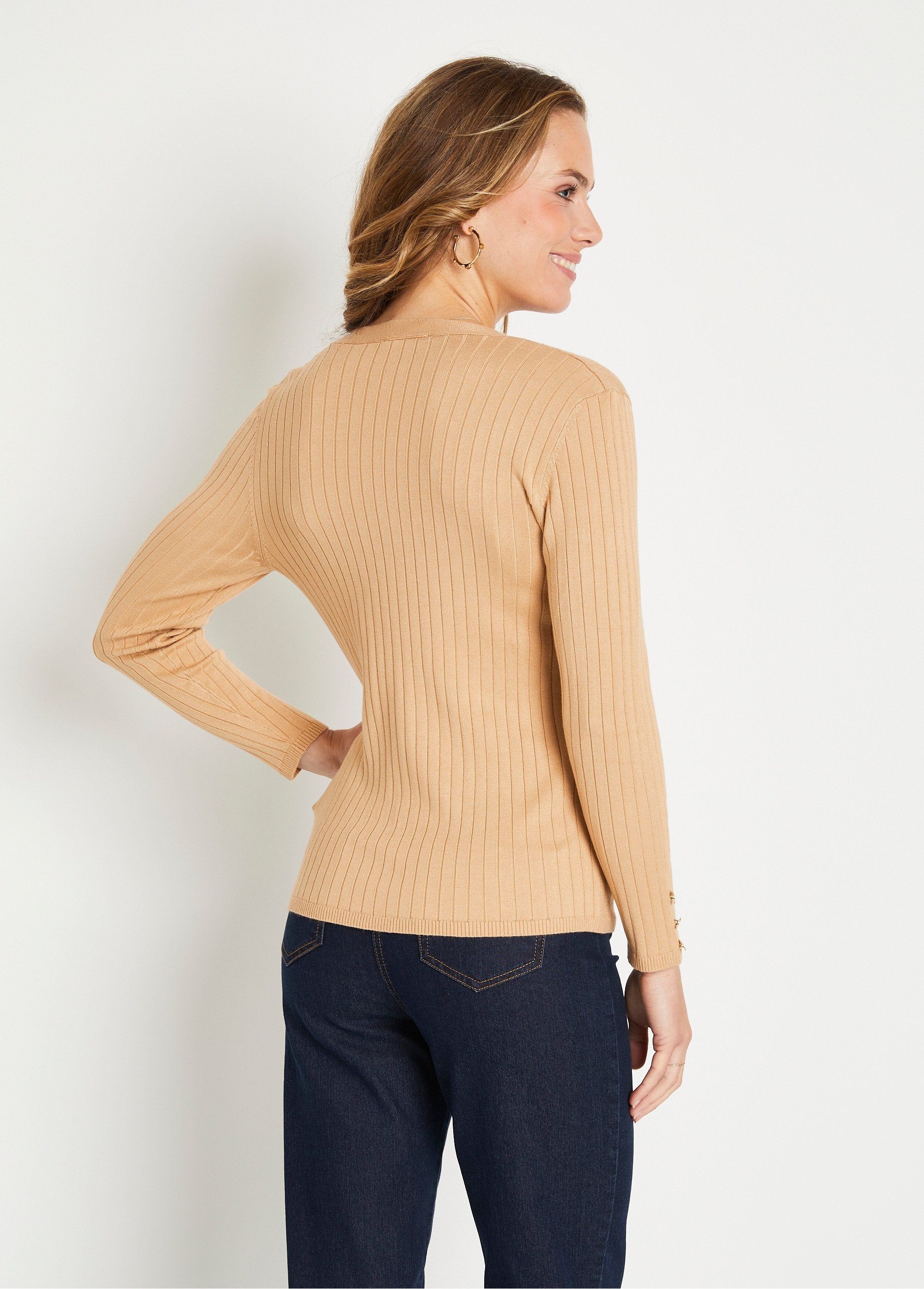 Ribbed_V-neck_short_vest_with_button_fastening_and_flat_ribbing_camel_DO2_slim