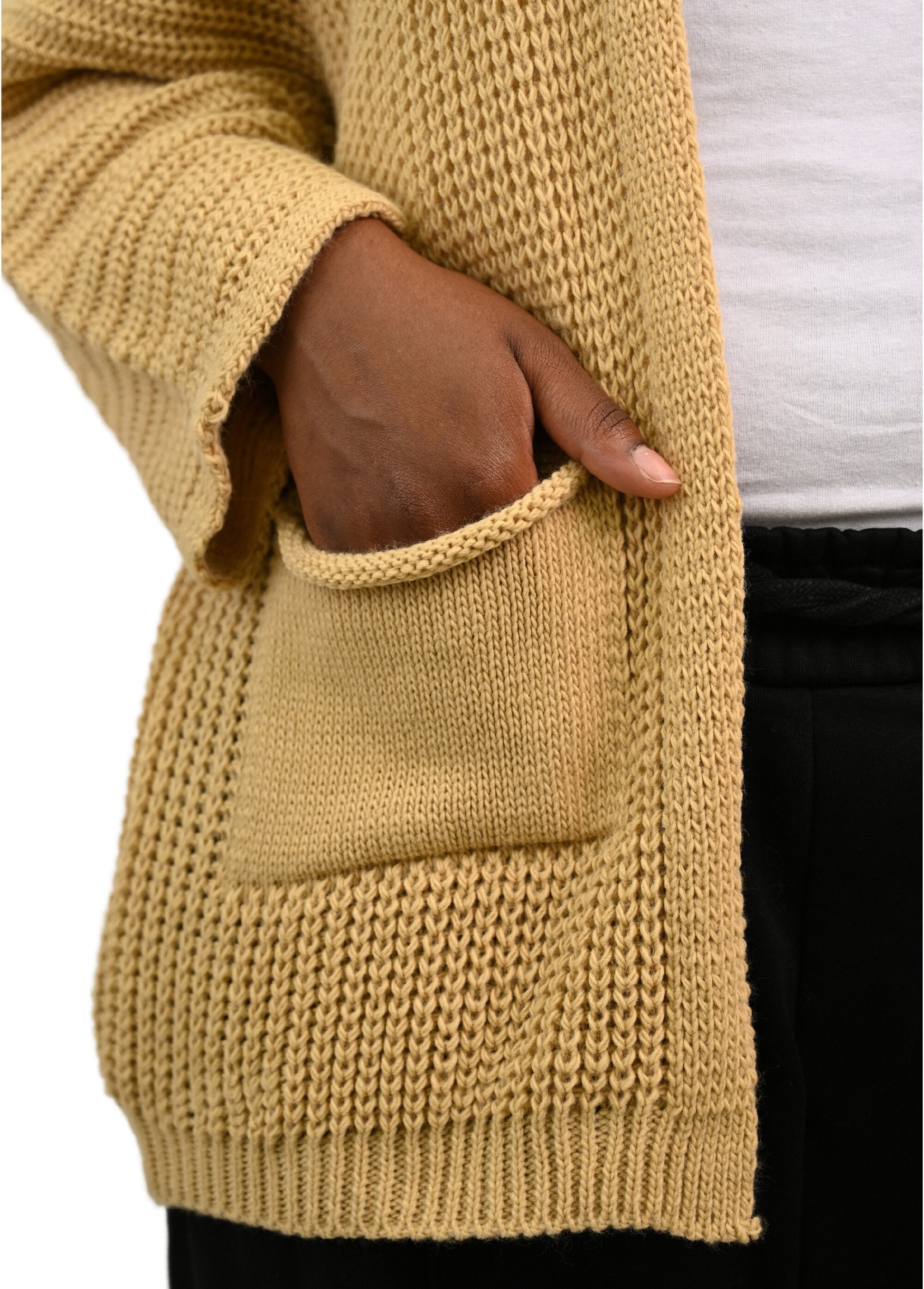 Long_knitted_vest_with_patch_pockets_Beige_DE1_curvy