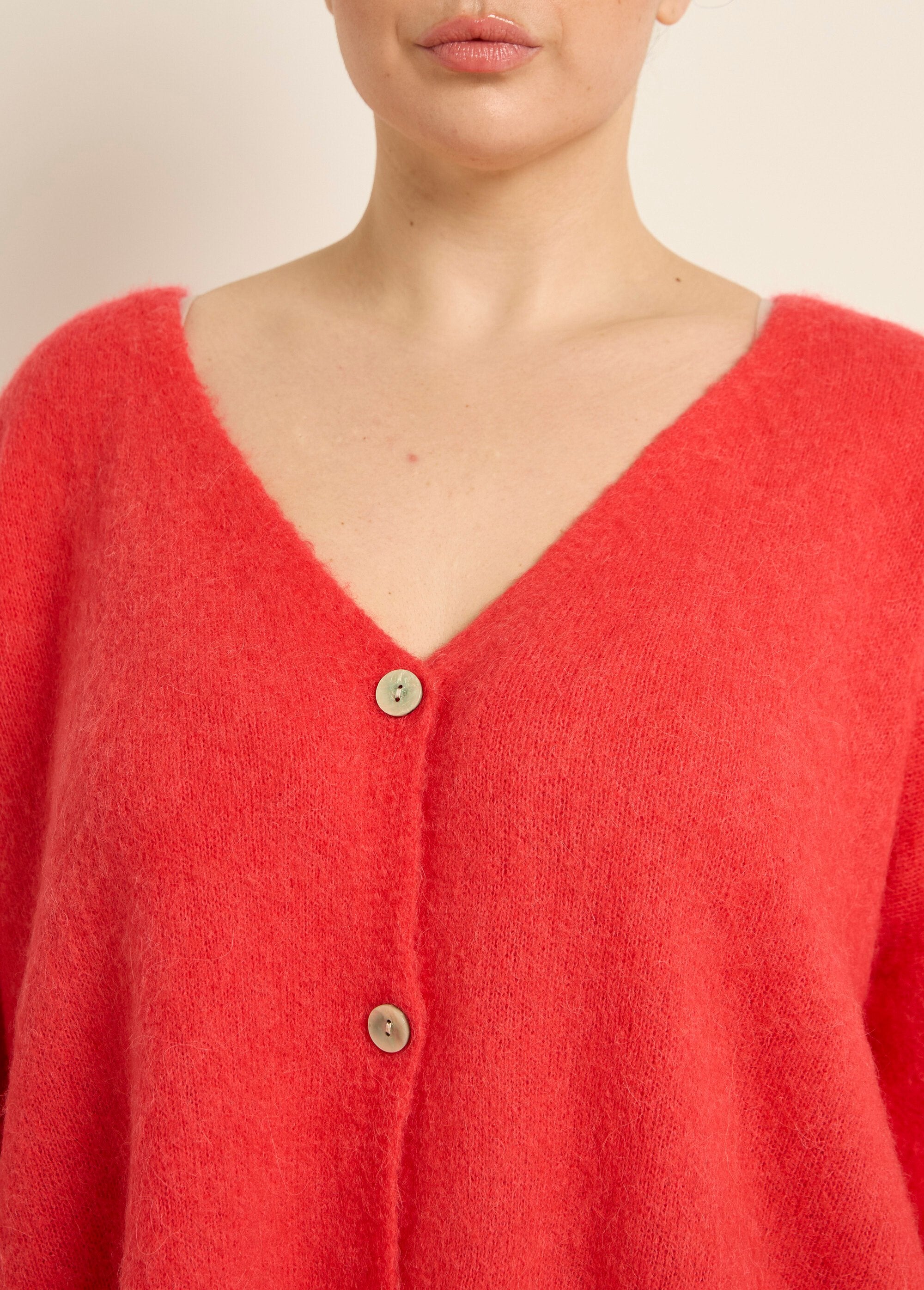 Alpaca_knit_vest,_V-neck_Coral_DE1_curvy