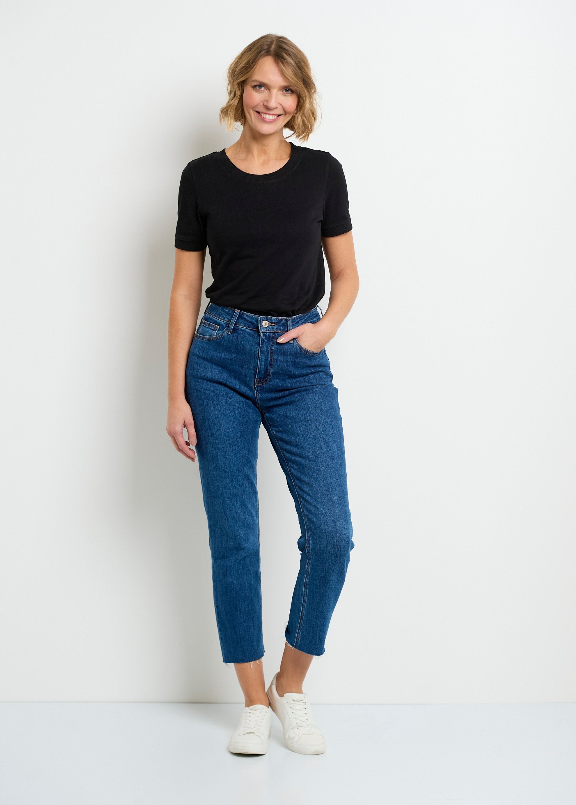 Straight_5-pocket_jeans_with_frayed_bottom_Stone_SF1_slim