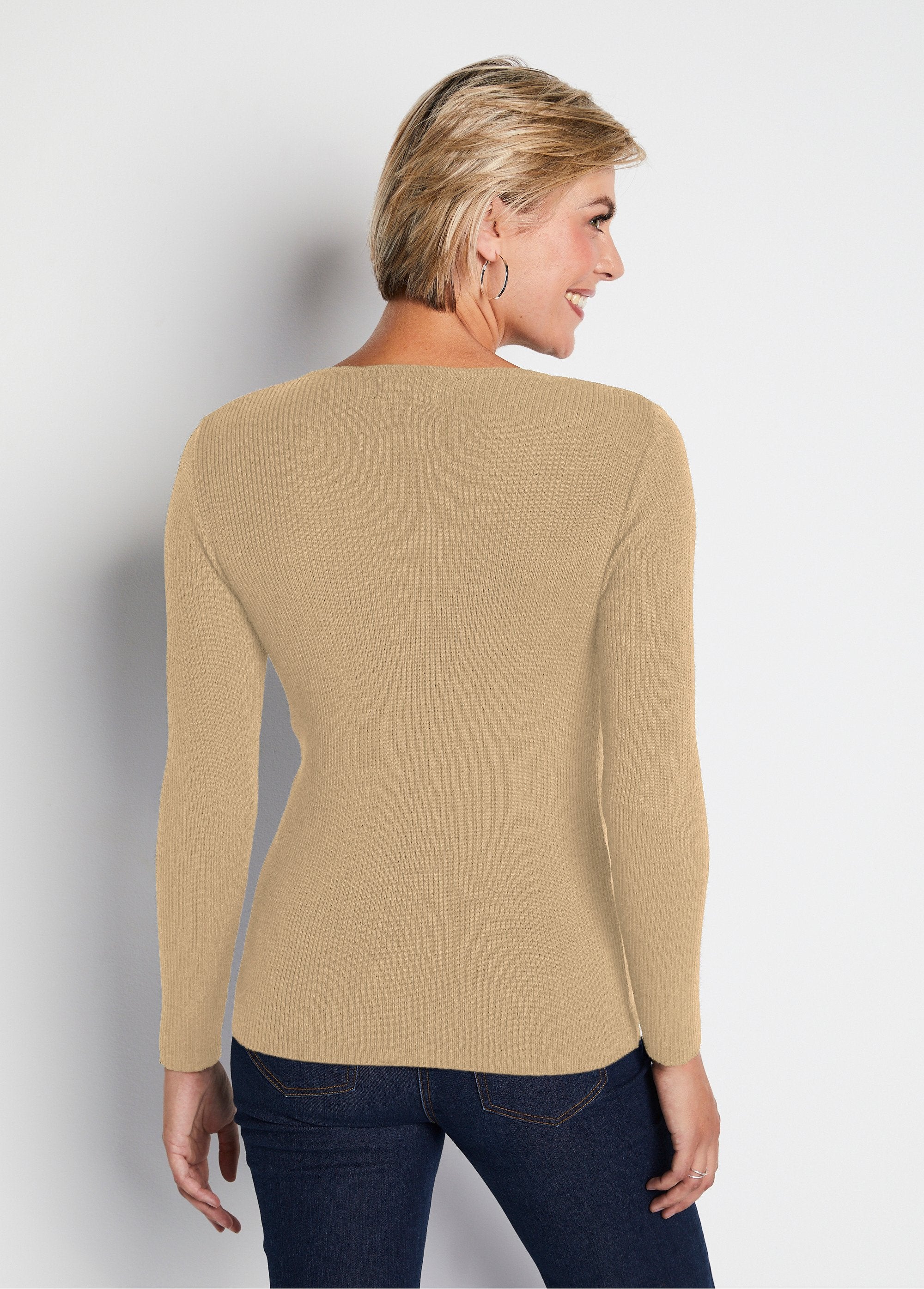 Warm_round_neck_merino_wool_sweater_camel_DO1_slim