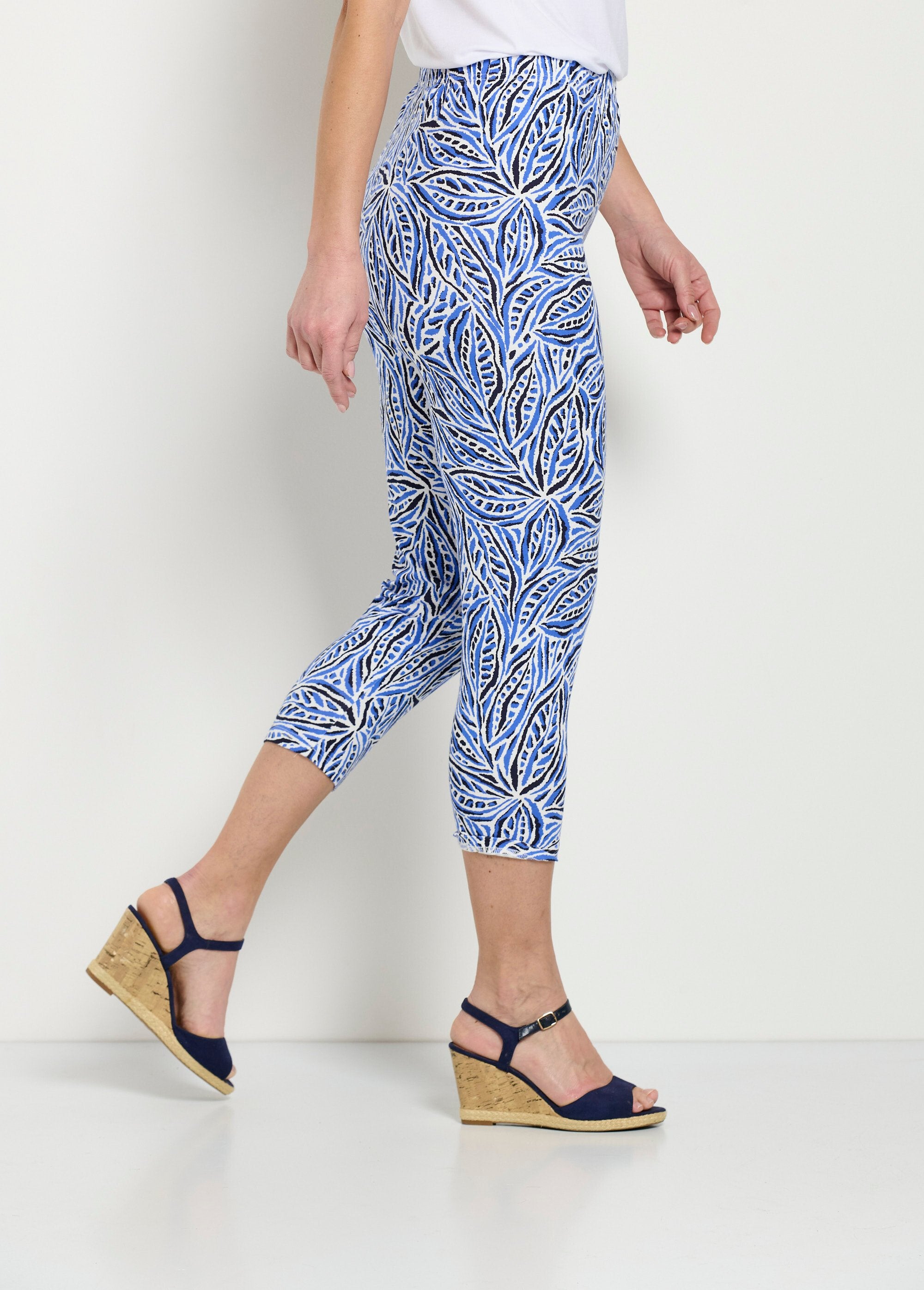 Short_leggings_with_elasticated_waistband_in_cotton_Blue_print_DR1_slim