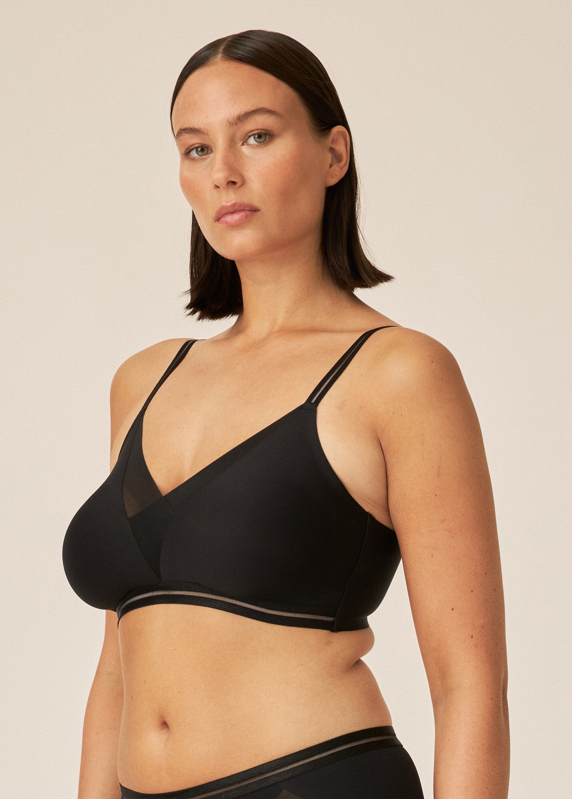 Naturana®_-_Invisible_wireless_bra_Black_DR1_slim