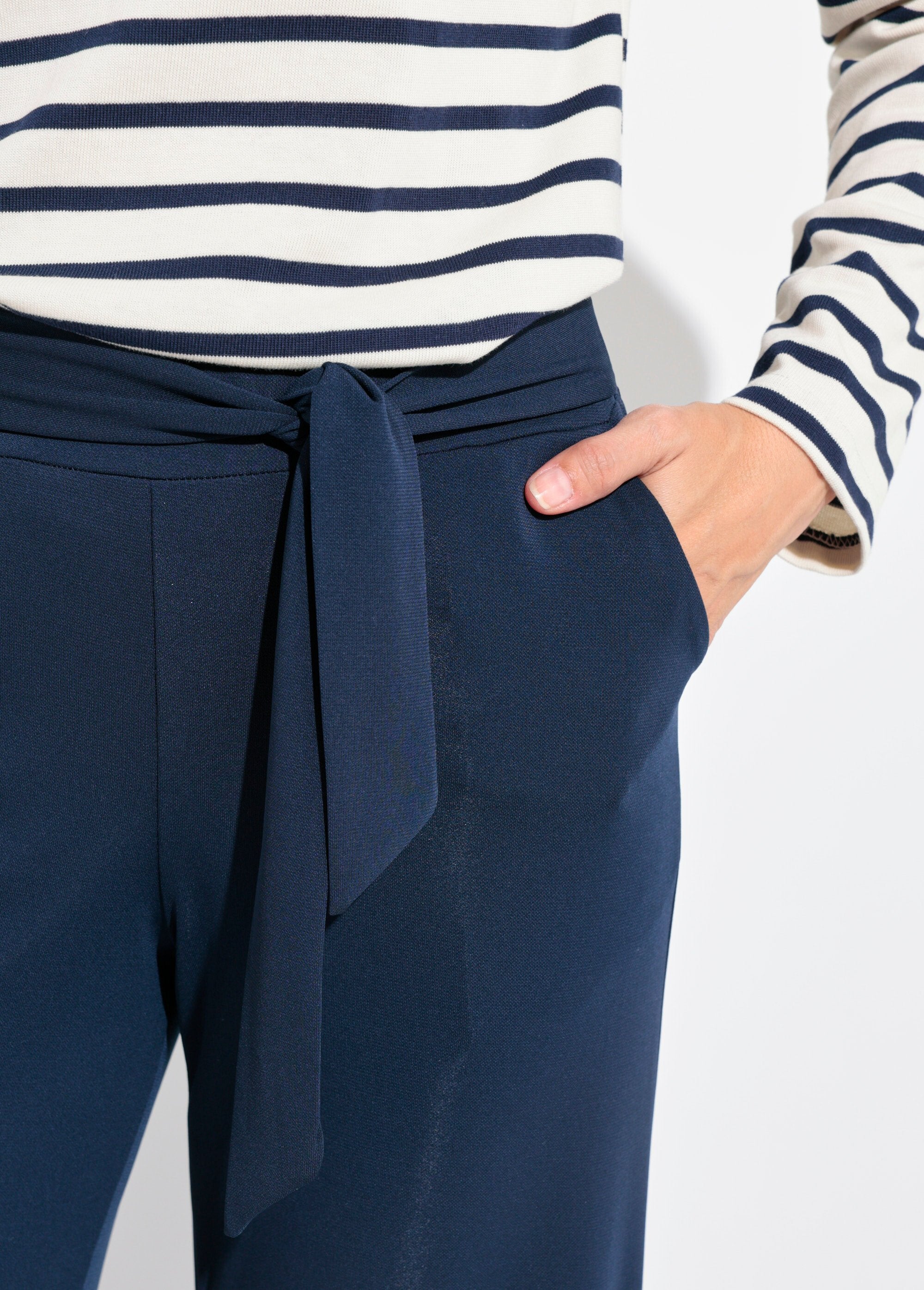 Stretchy_flowing_pants_with_belt_Marine_DE1_slim