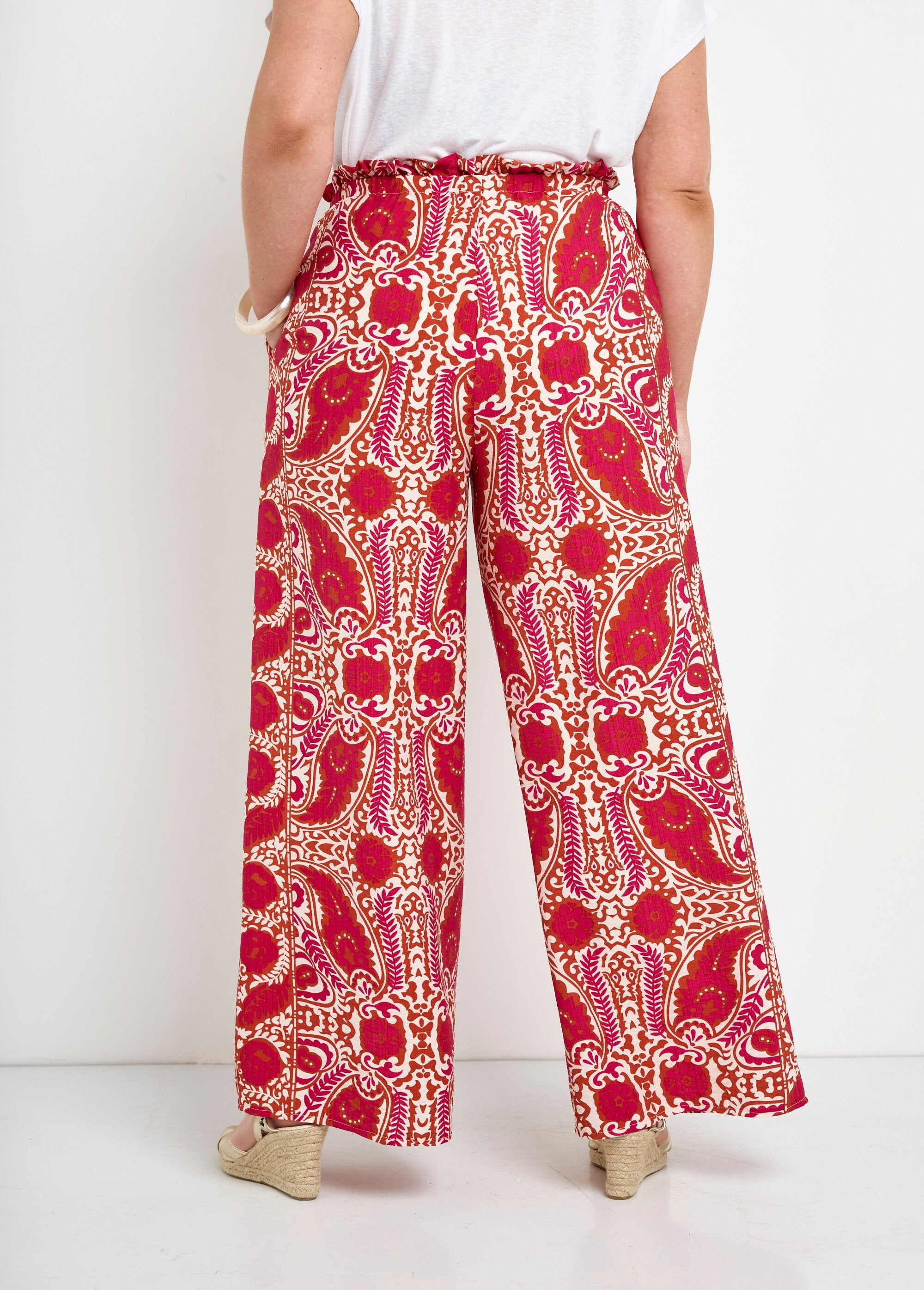 Wide,_flowing_pants_with_ethnic_pattern_Rose_prints_DO1_curvy