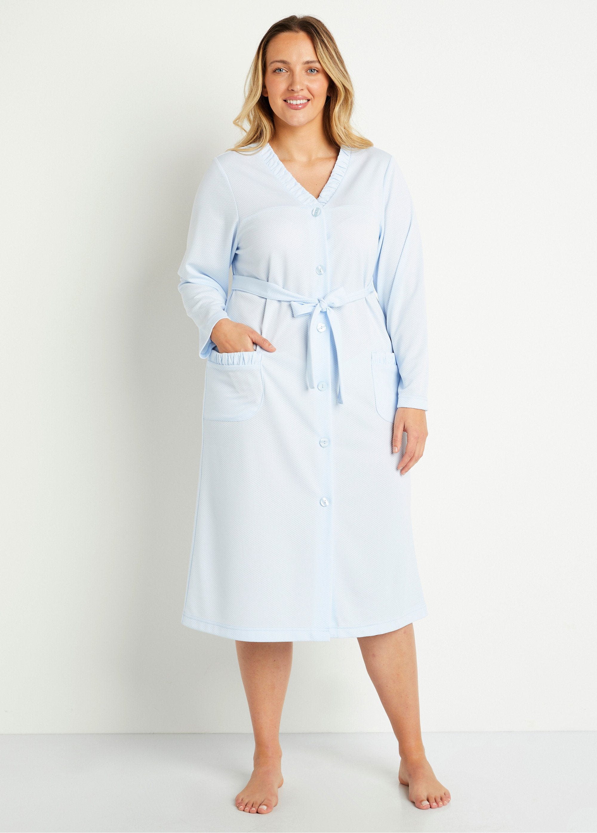 Long_buttoned_waffle_bathrobe_Sky_blue_FA1_curvy