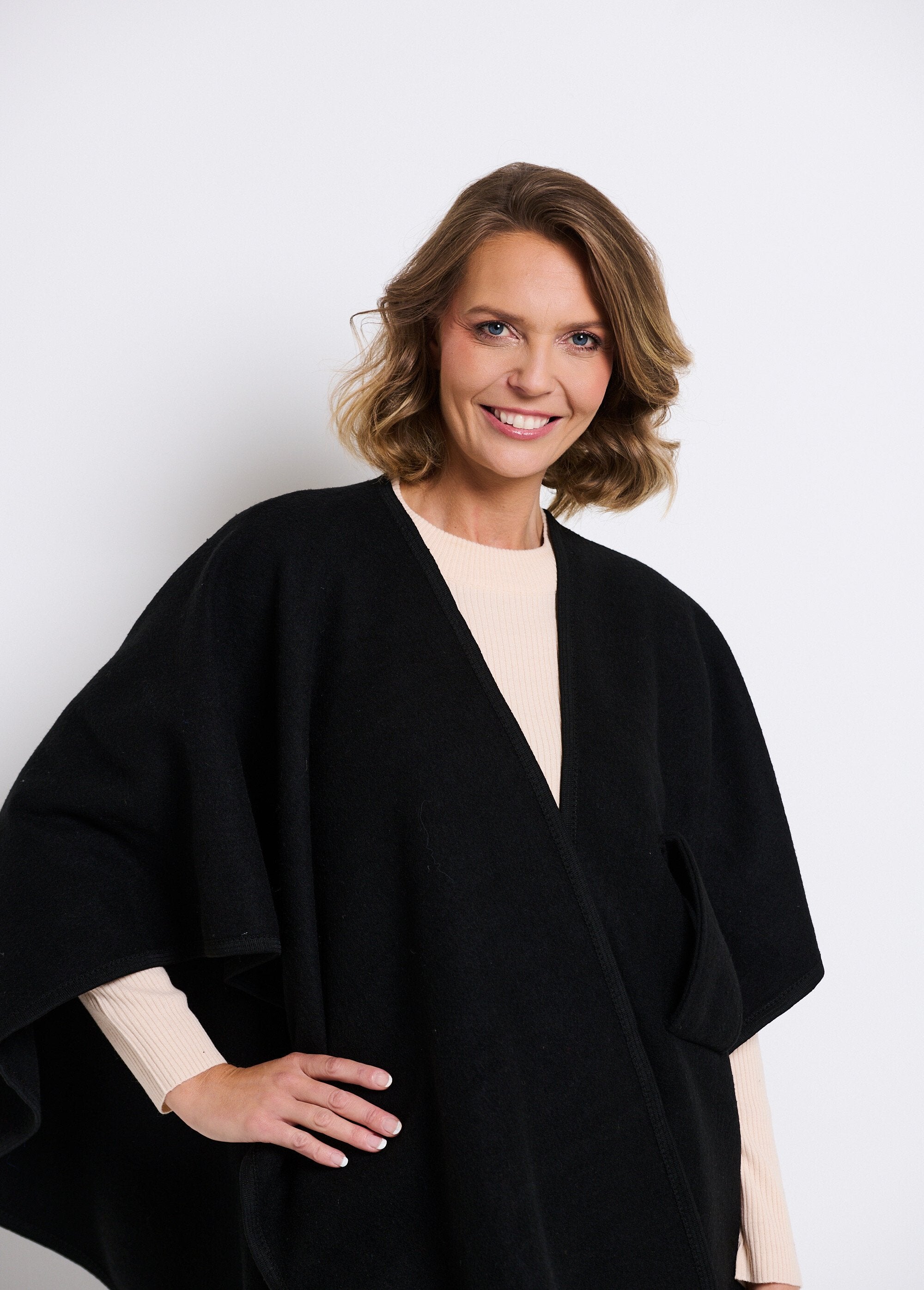 Poncho_in_warm_fabric_with_tone-on-tone_bias_Black_DR1_slim