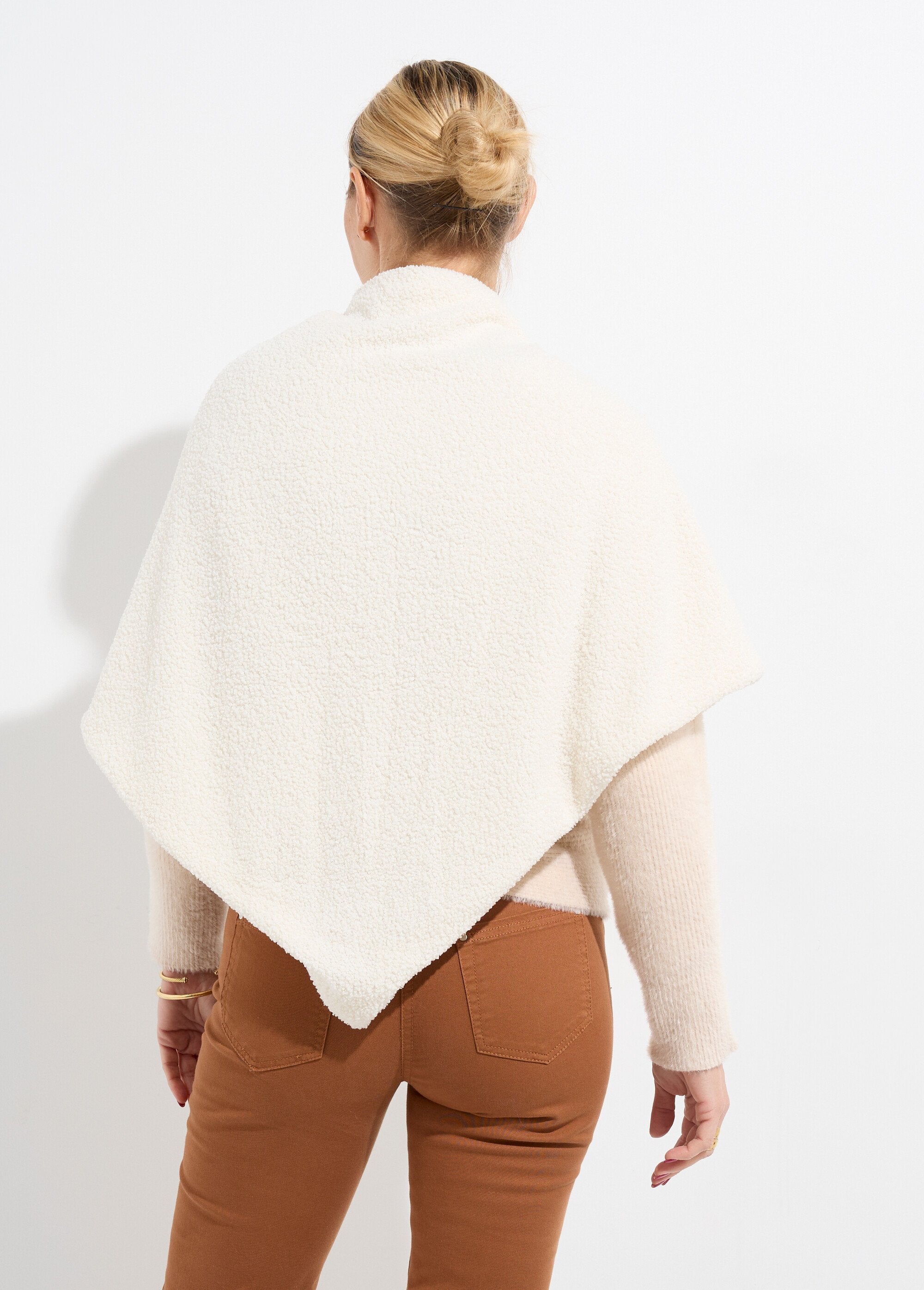 Wooly_feel_poncho_with_metal_chain_Beige_DO1_slim