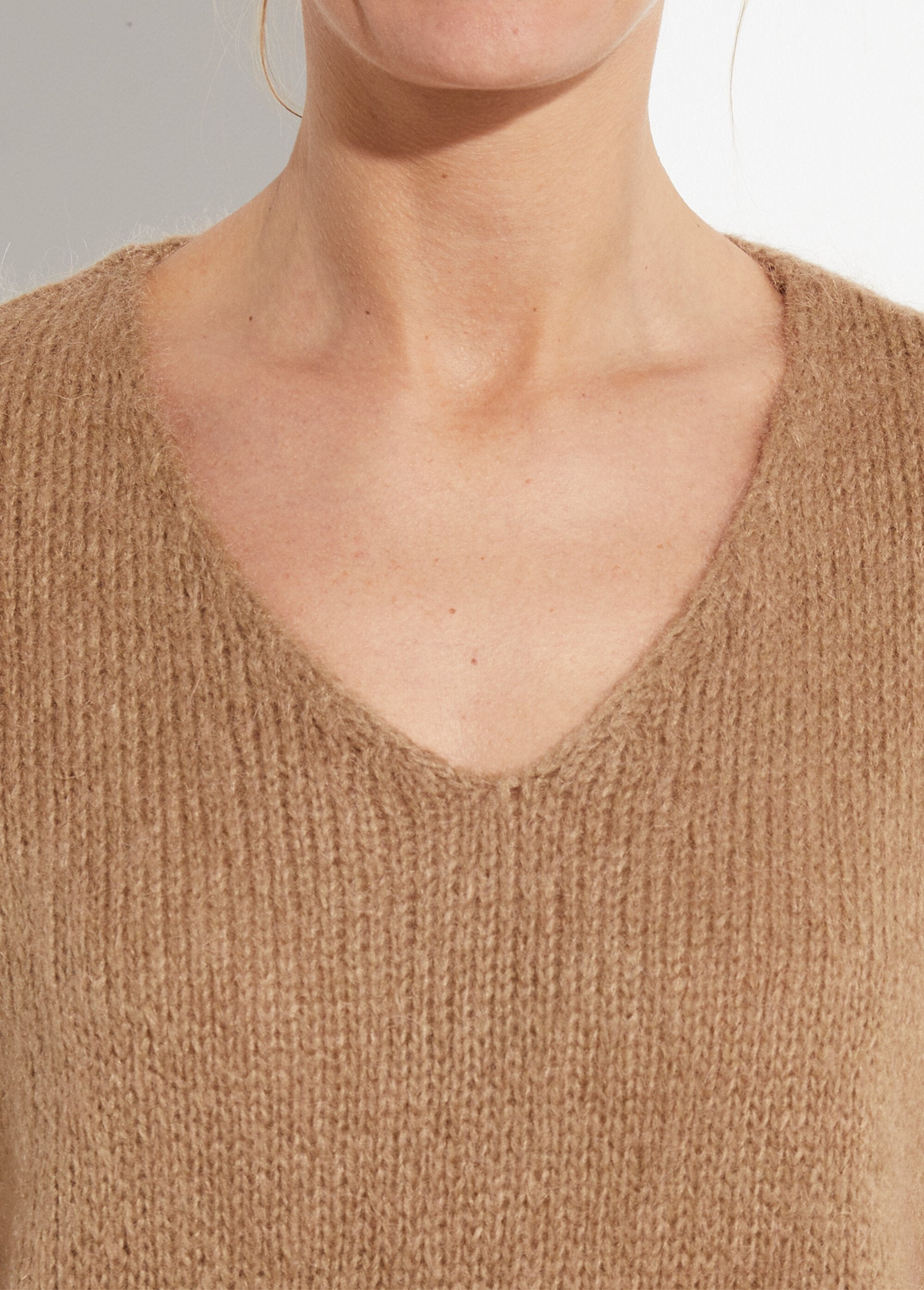 Warm_V-neck_knit_sweater_with_mohair_camel_DE1_slim
