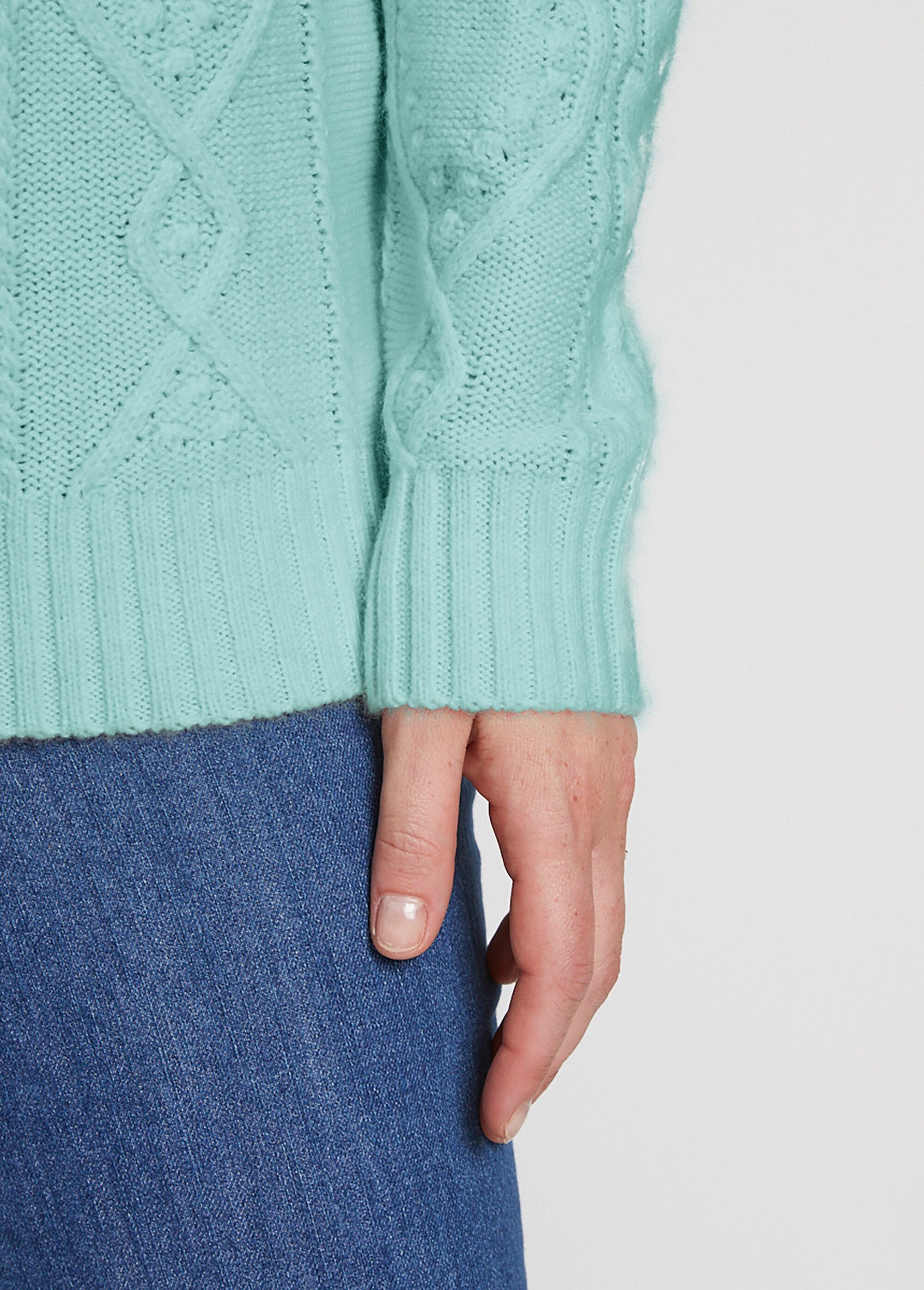 Short_warm_sweater_with_cable_high_collar_Green_DE1_slim