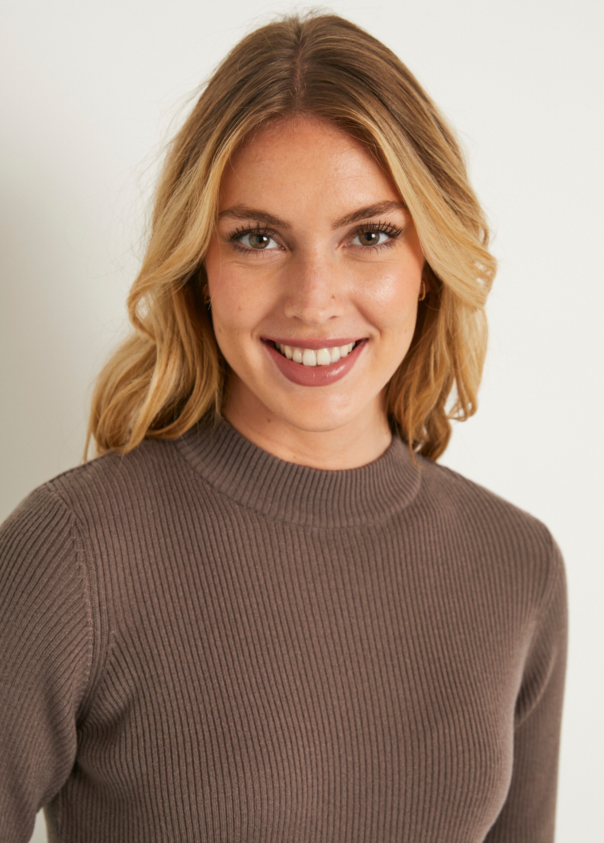 Pull_court_col_montant_maille_côtelée_Taupe_DE2_slim