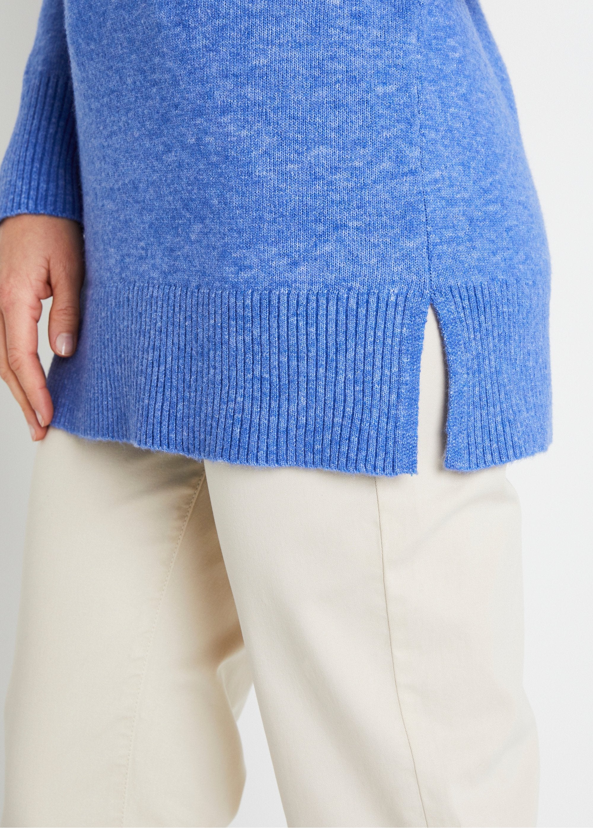 Long_V-neck_mottled_wool_tunic_sweater_Blue_DE2_slim