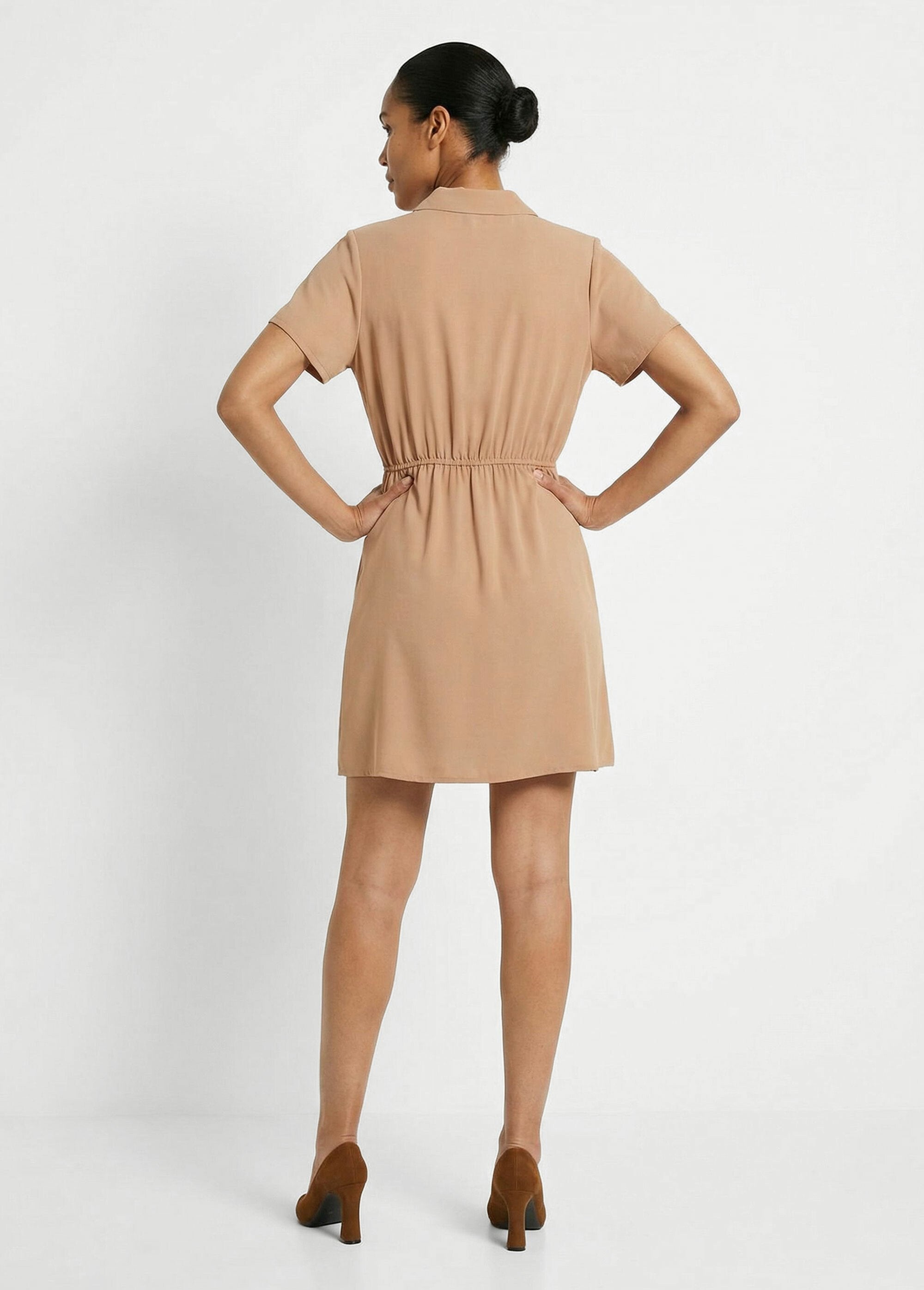 Robe_col_V_manches_courtes,_Essentiel_Camel_DO1_slim