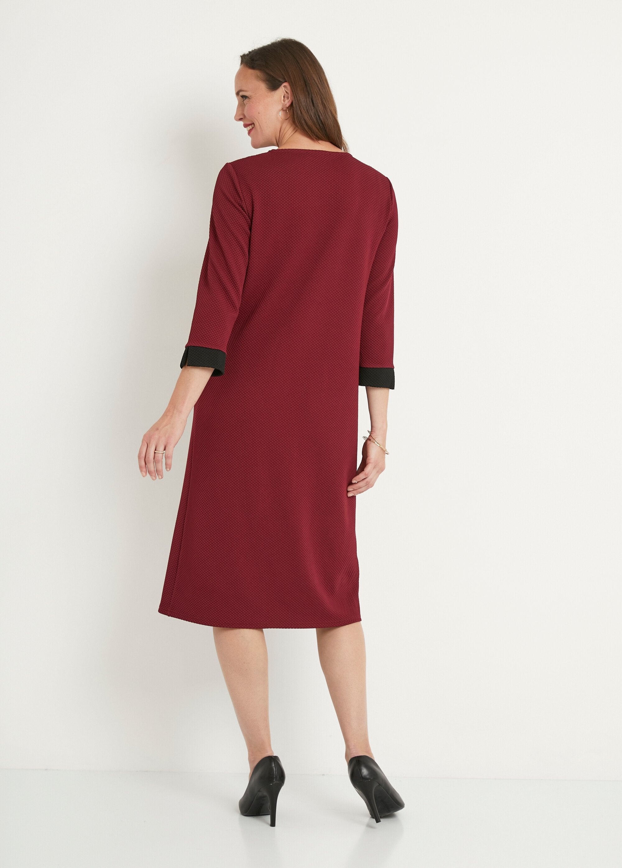 Short_two-tone_straight_dress,_3/4_sleeves_Bordeaux_and_black_DO1_slim