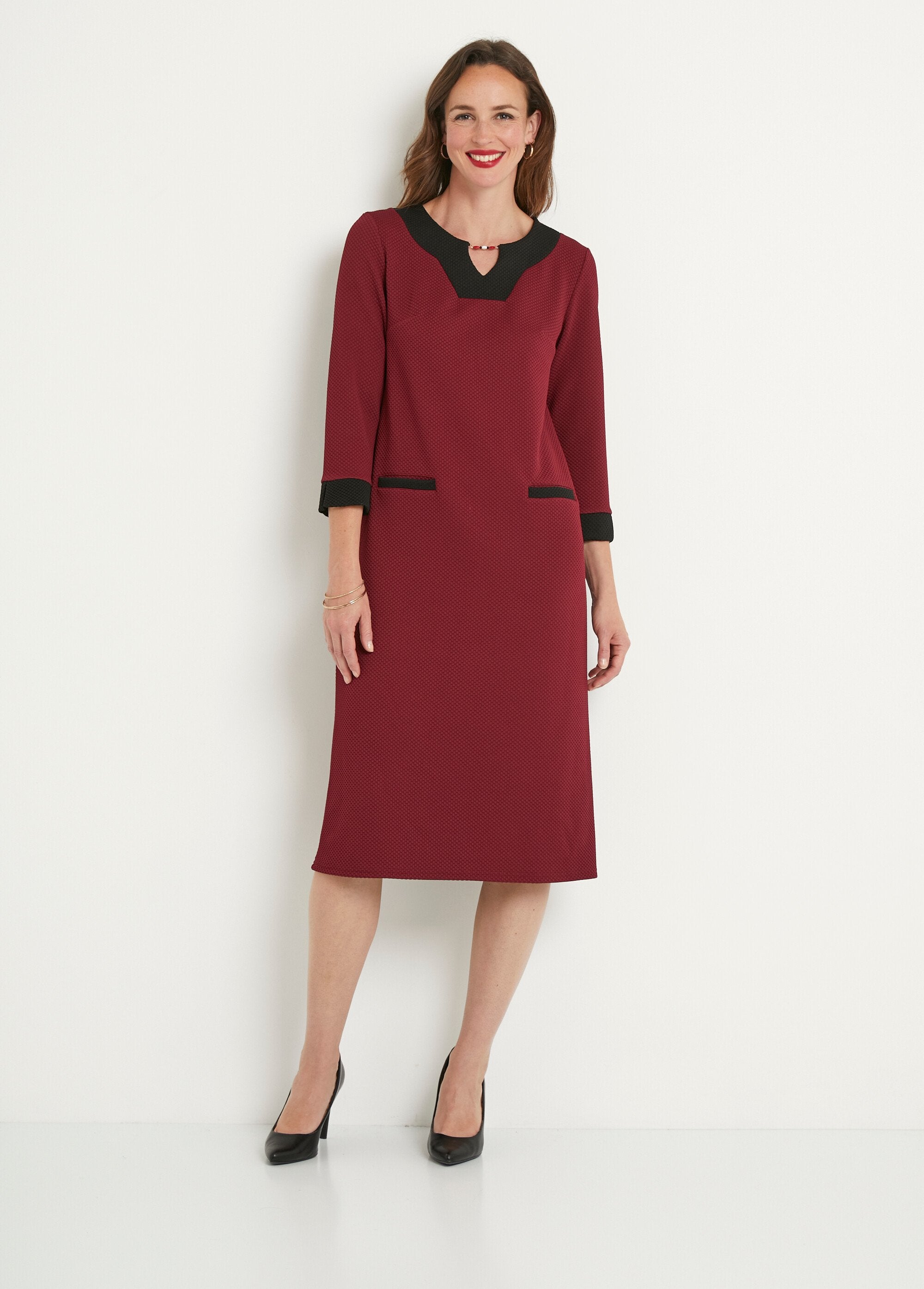 Short_two-tone_straight_dress,_3/4_sleeves_Bordeaux_and_black_FA1_slim
