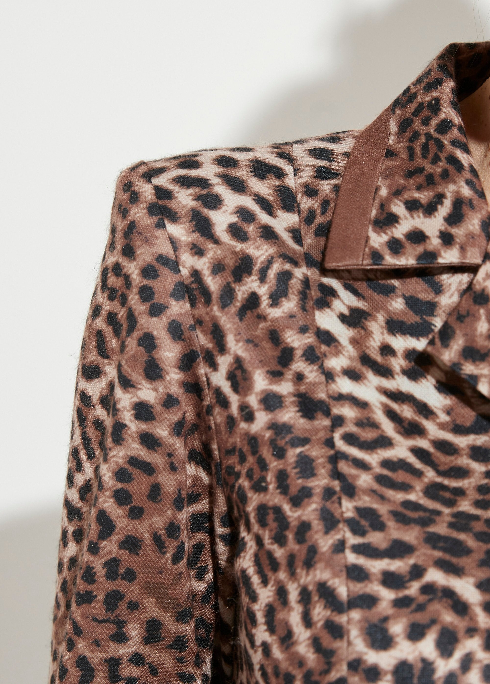 Leopard_print_mid-length_dress_with_tailoring_collar_Marron_DE2_slim