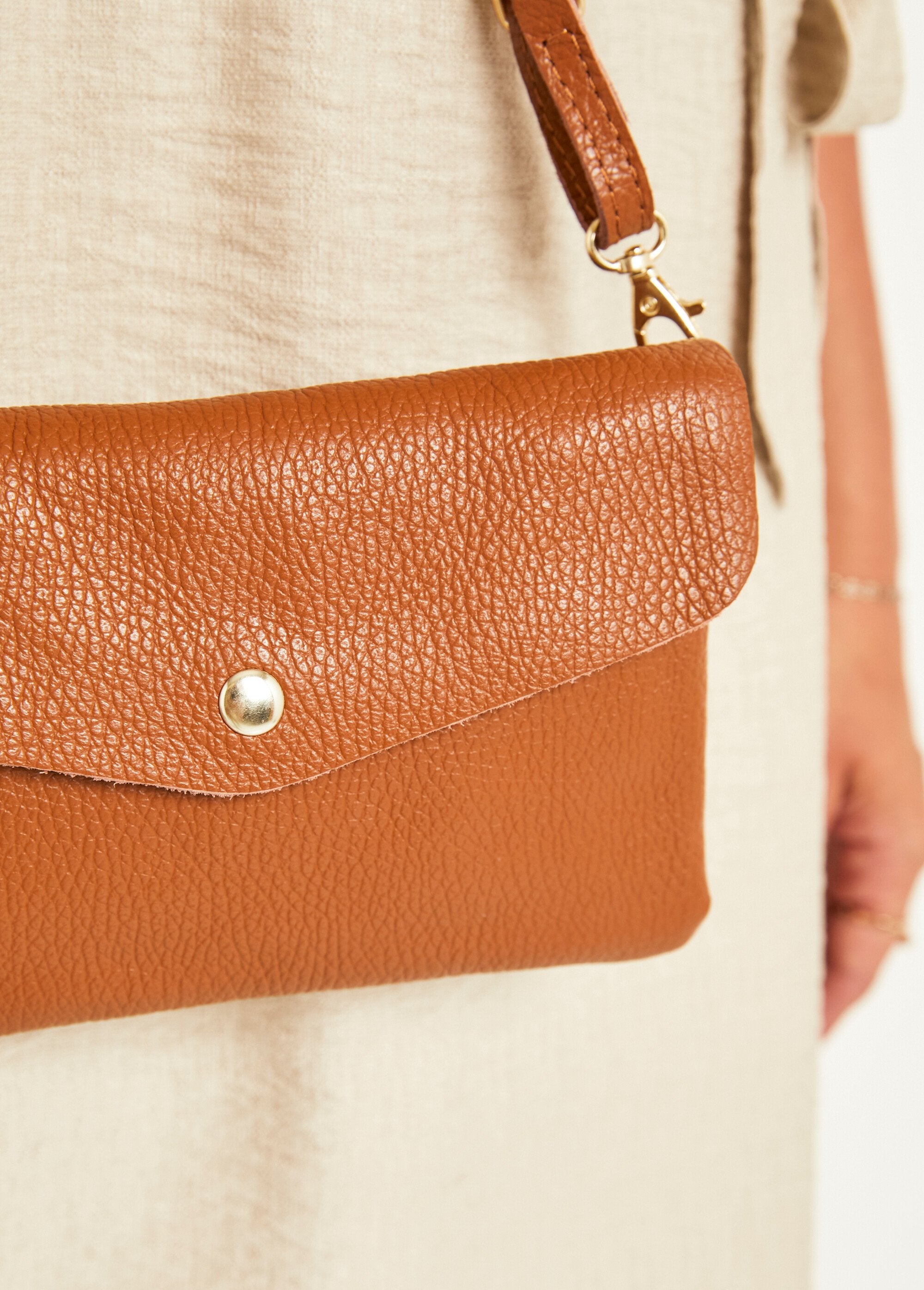 Shoulder_bag_in_grained_leather_Cognac_DE1_slim