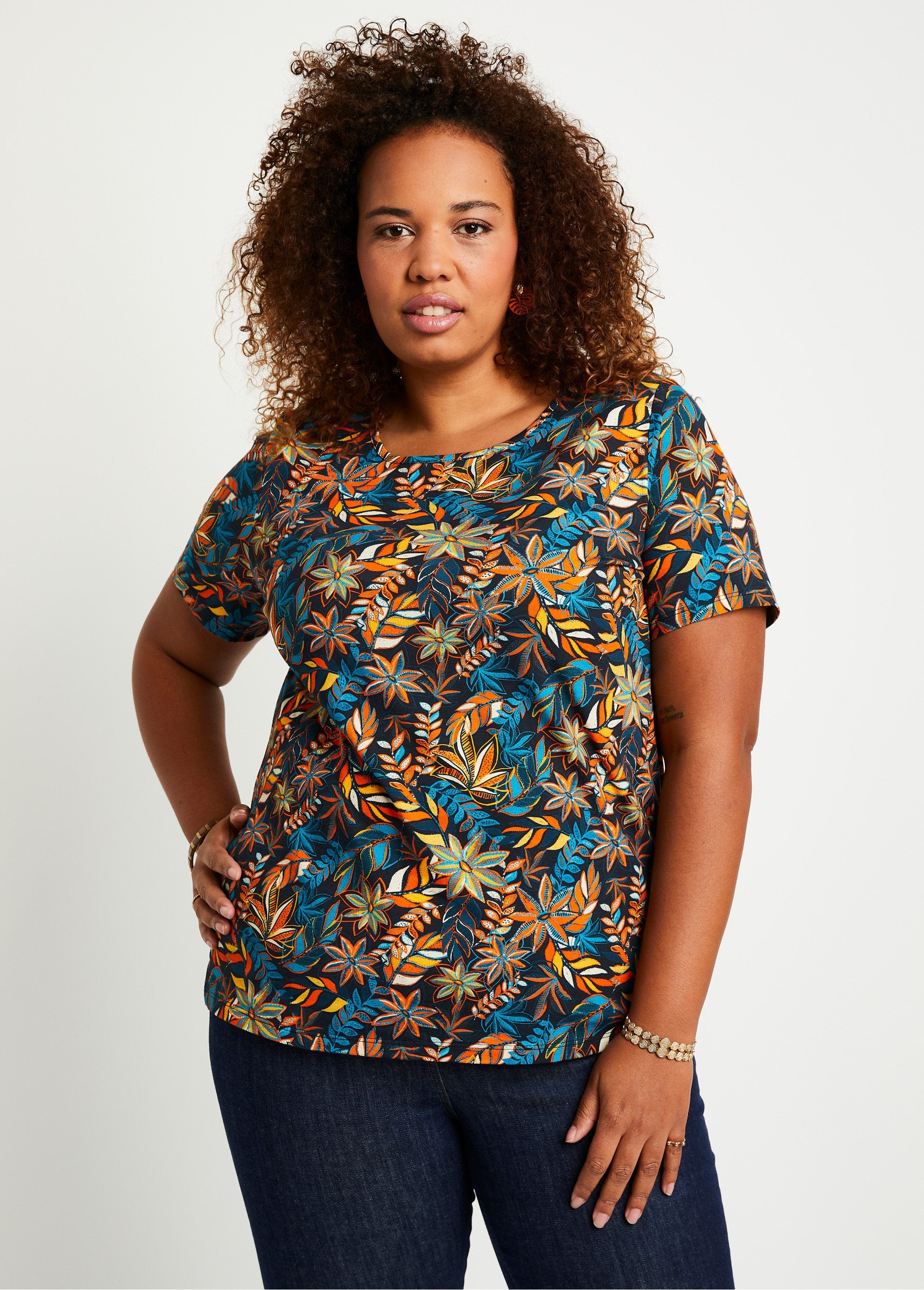 Long_straight_short-sleeved_t-shirt_Prints_black_background_FA1_curvy