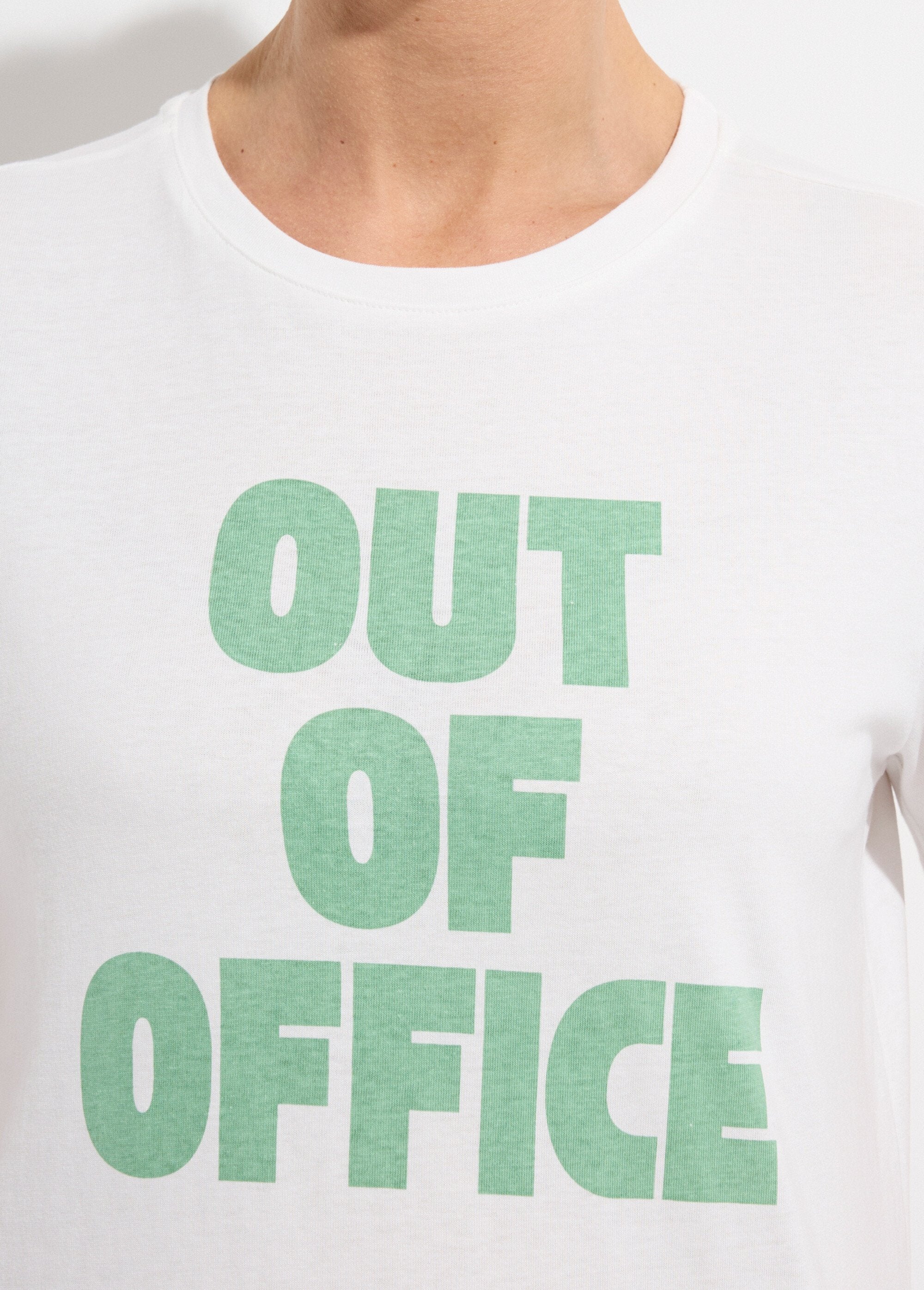 T-shirt_fun_inscription_Out_of_office_Blanc_et_vert_DE1_slim