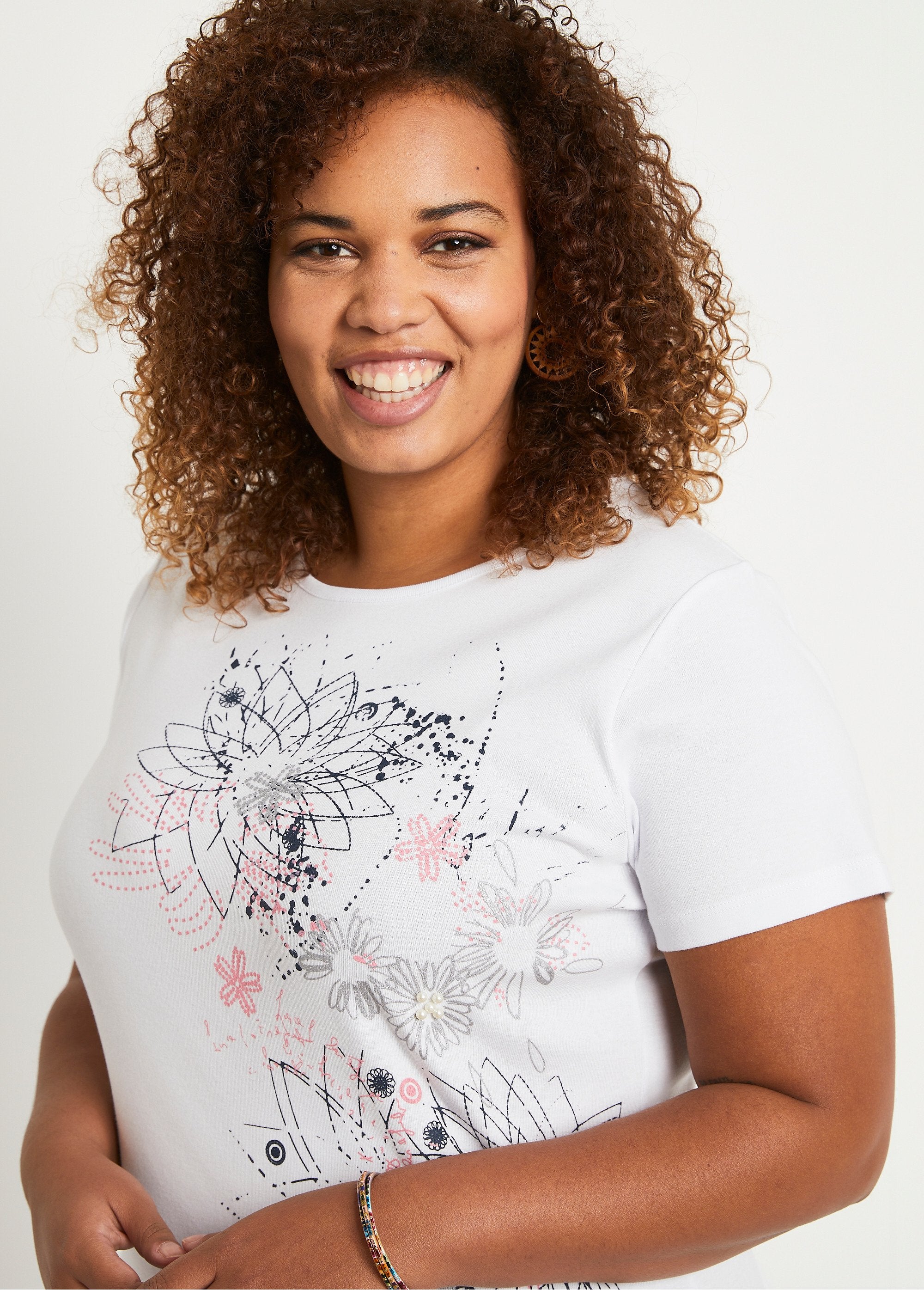 Long_floral_pattern_t-shirt_with_side_slits_White_DE1_curvy