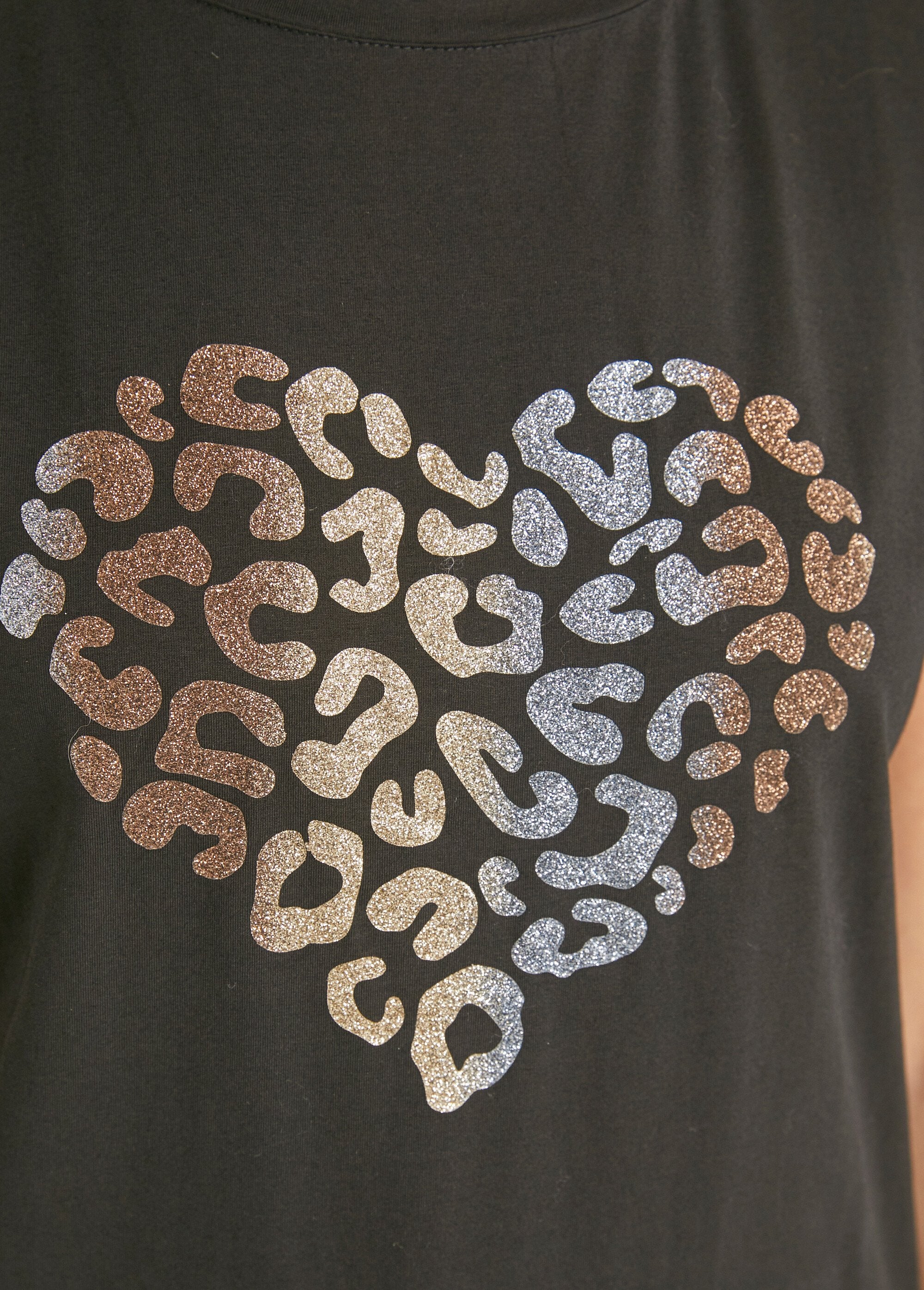 Metallic_Heart_Pattern_Short_Sleeve_T-Shirt_Black_DE2_slim