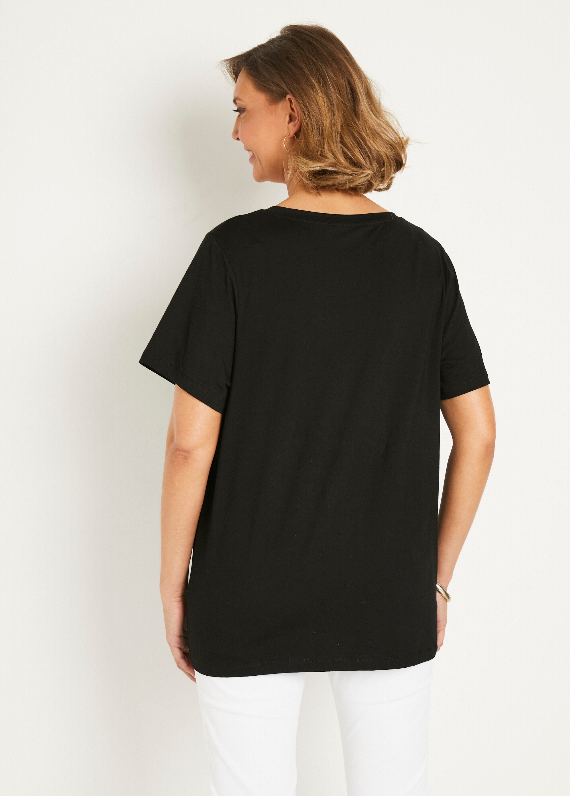 Heart_embroidered_V-neck_T-shirt_Black_DO1_slim