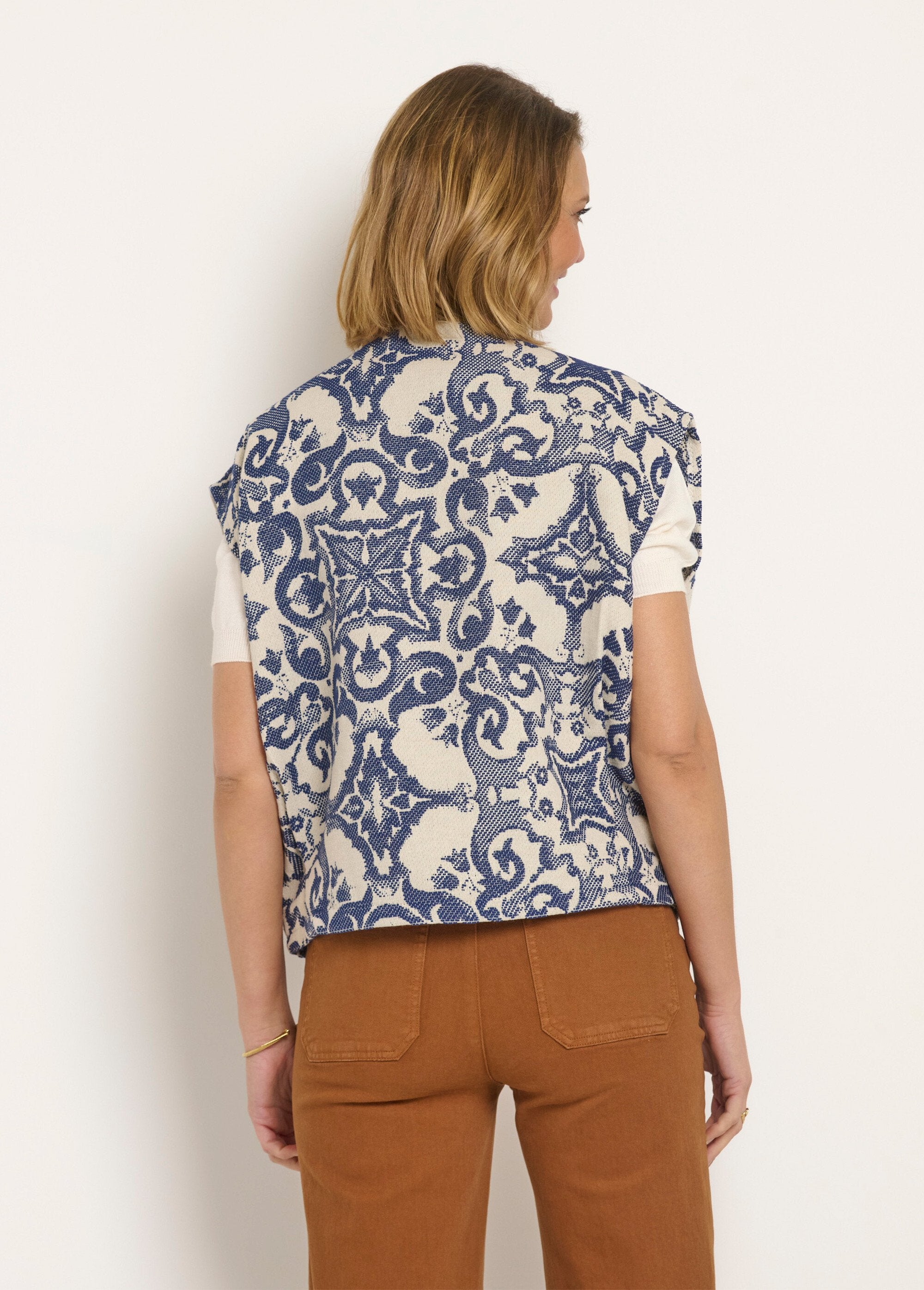 Veste_col_rond_sans_manches_en_jacquard_Bleu_DO1_slim