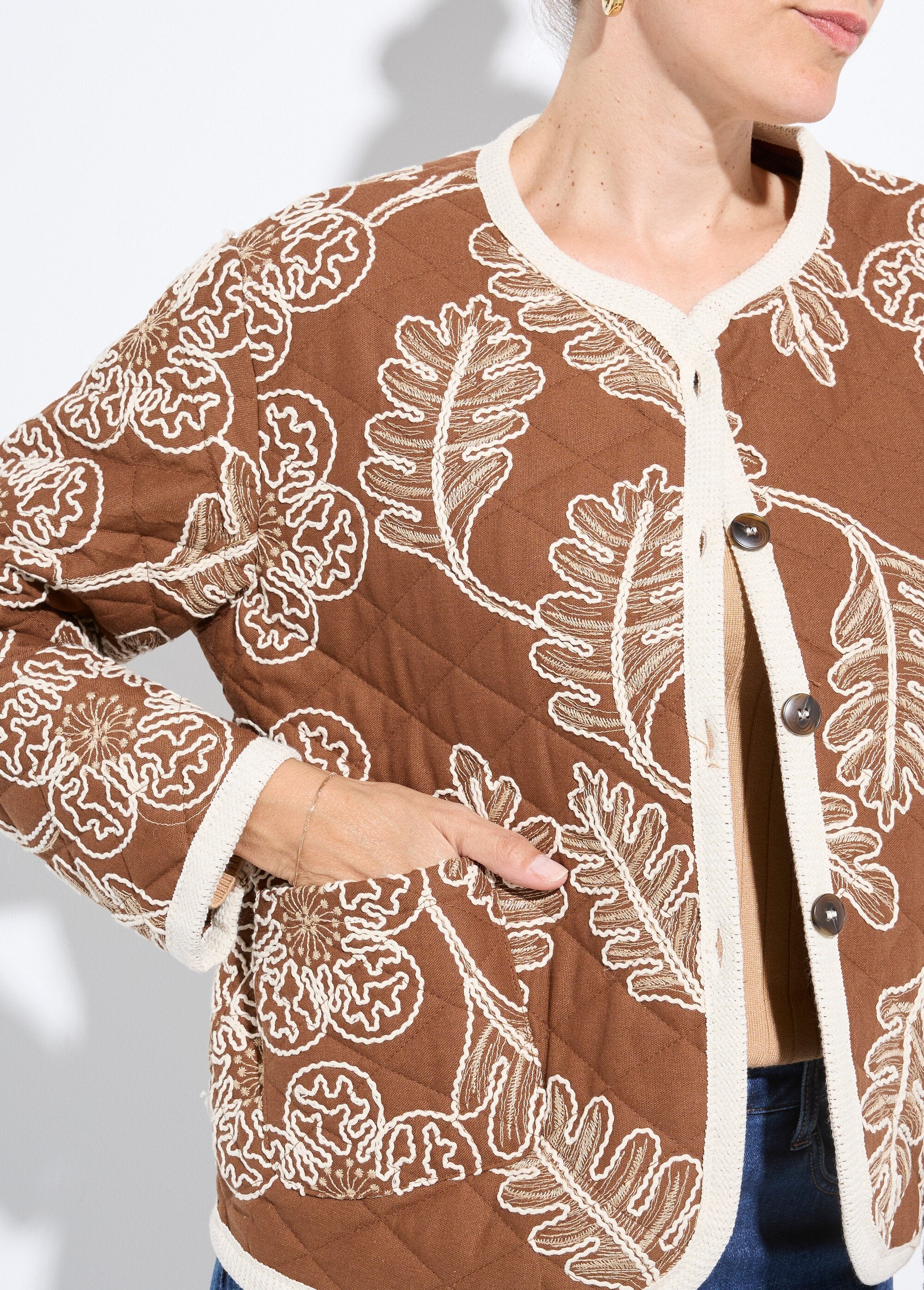 Veste_matelassée_rebrodée_en_twill_Camel_DE1_slim