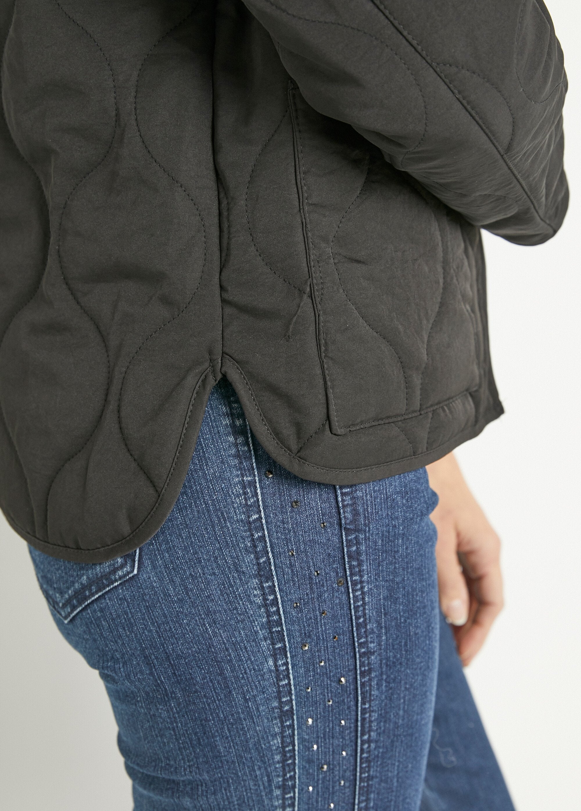 Plain_quilted_jacket_with_zipper_and_topstitching_Black_DE3_slim