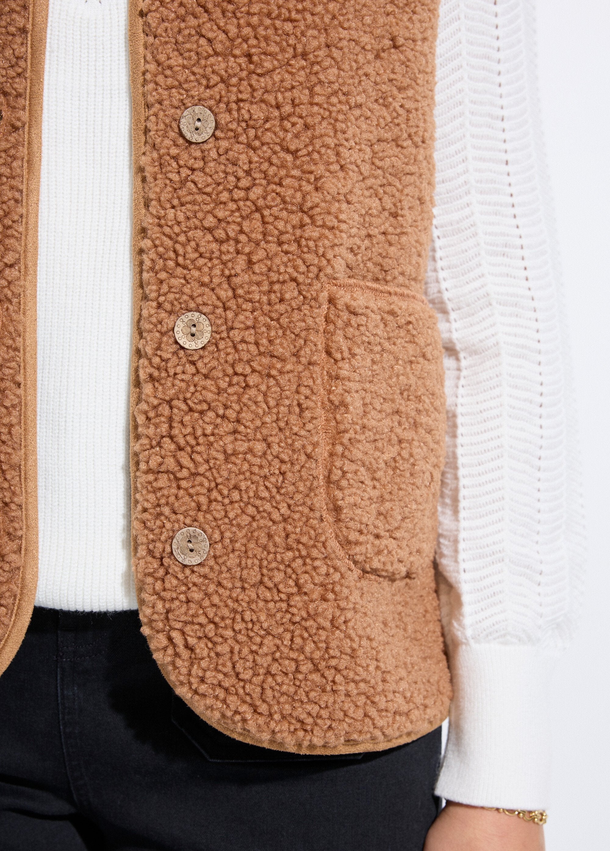 Sleeveless_jacket_in_sherpa_with_velvety_interior_Caramel_DE1_slim