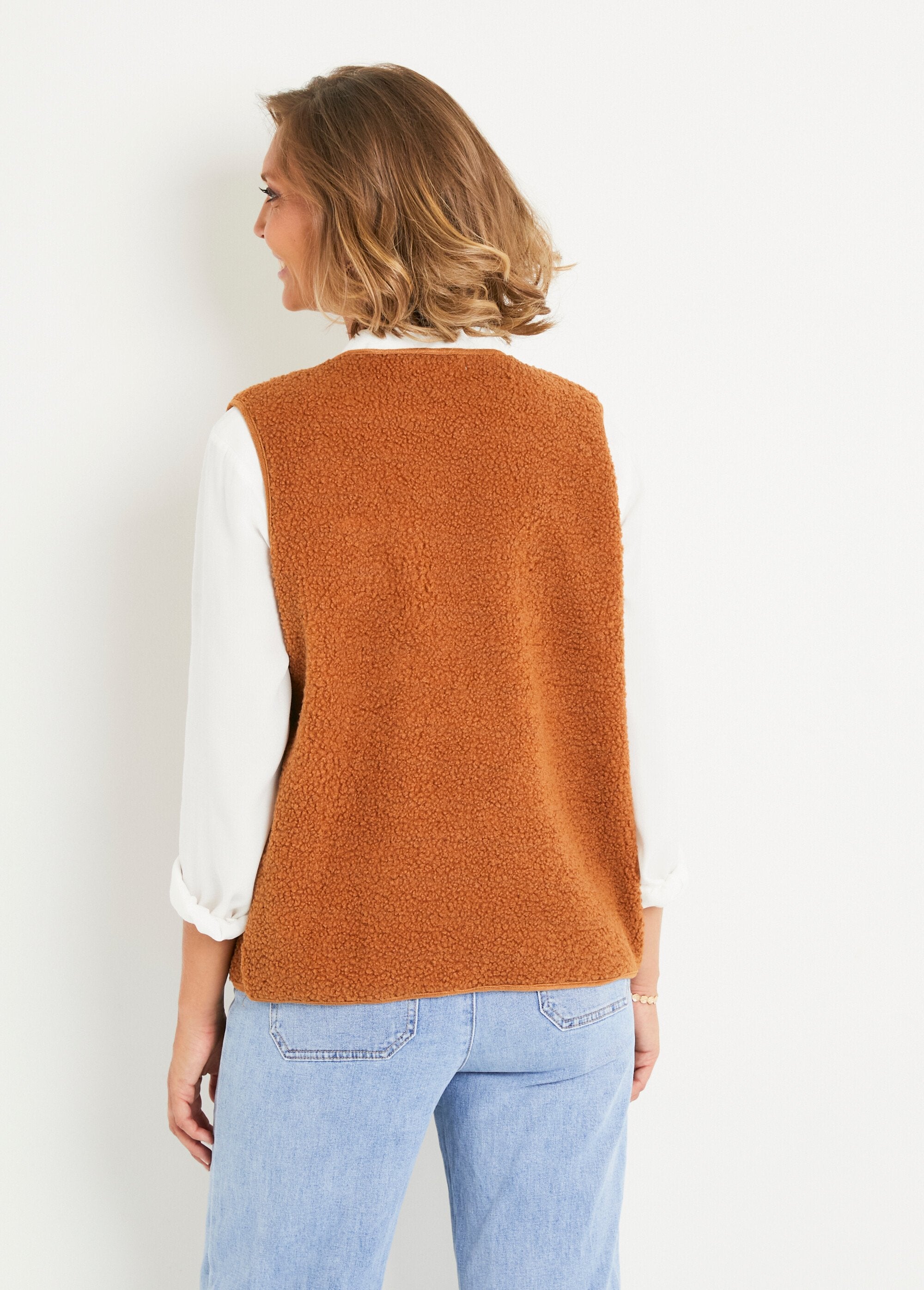 Soft_sleeveless_sherpa_jacket_Caramel_DO1_slim